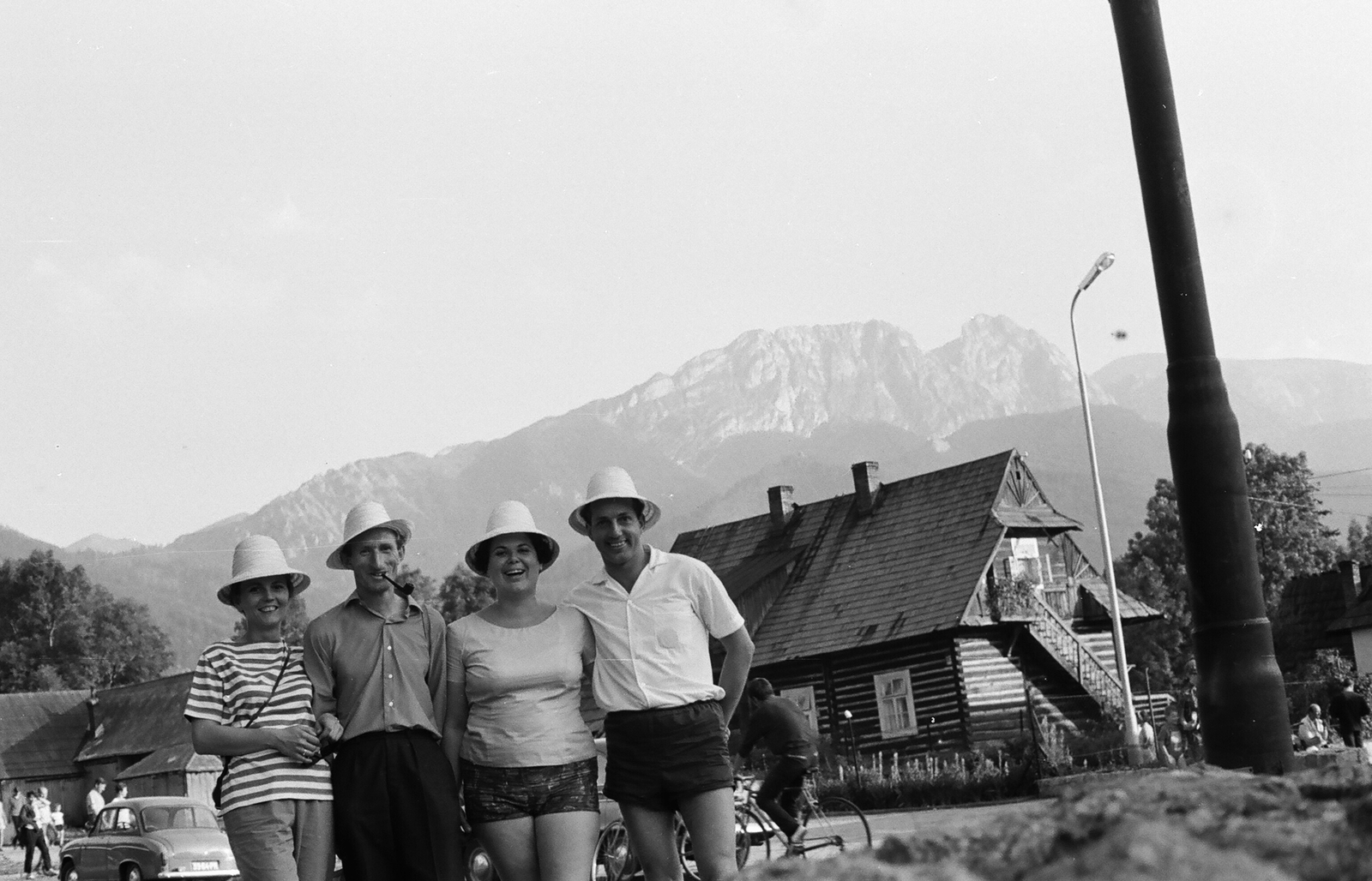 Lengyelország,Lengyel Magas-Tátra, Zakopane, háttérben a Giewont csúcs., 1968, Umann Kornél, mosoly, pipa, szalmakalap, Tátra hegység, Fortepan #28192