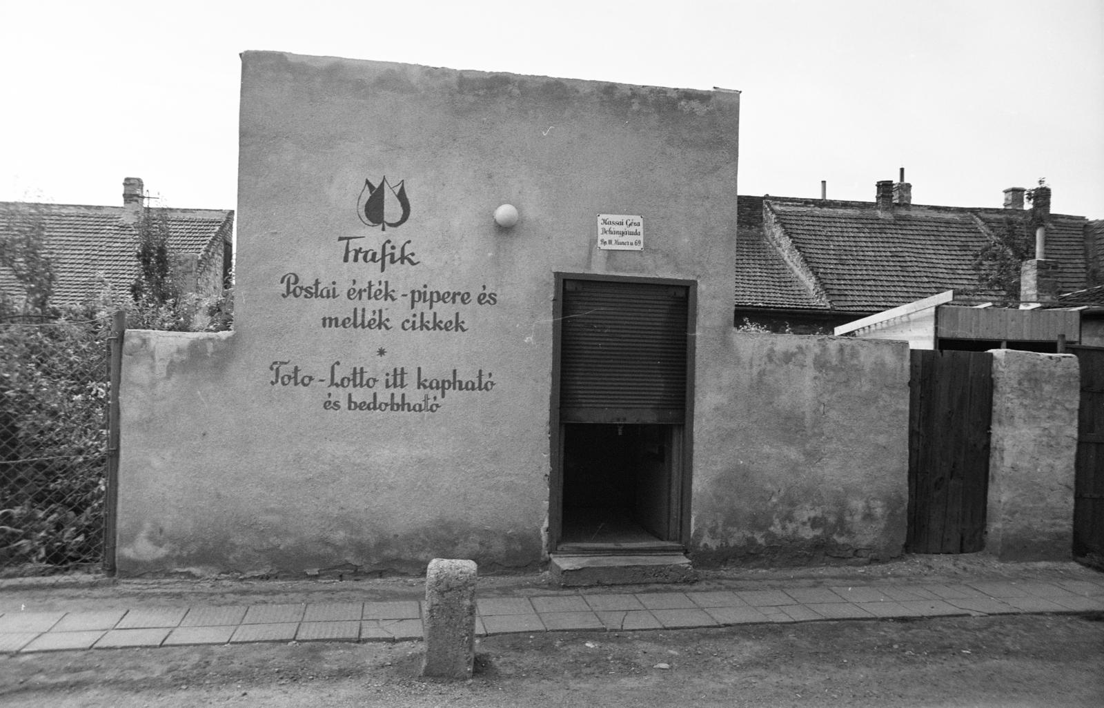 Hungary, Budapest III., Fehéregyházi út 19., trafik. A kép forrását kérjük így adja meg: Fortepan / Budapest Főváros Levéltára. Levéltári jelzet: HU.BFL.XV.19.c.10, 1972, Budapest Főváros Levéltára / BRFK helyszínelési fényképei, BRFK Hivatala Bűnügyi Technikai Osztály, tobacco shop, label, Budapest, Fortepan #281955