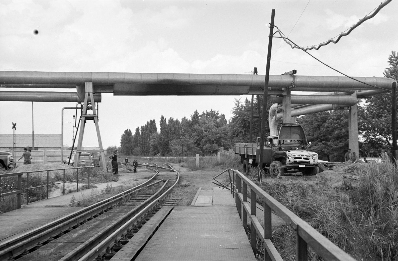 Magyarország, Budapest XI., a mai Vízpart utca. A felvétel a Teknős-öböl feletti hídról készült, ekkor vasút, az Andor utcai iparvágány-hálózat egyik ága vezetett át rajta. Balra a Budafoki út felé vezető ipari út látható, jobbra az ártéri erdő mögött a Lágymányosi-öböl található. A kép forrását kérjük így adja meg: Fortepan / Budapest Főváros Levéltára. Levéltári jelzet: HU.BFL.XV.19.c.10, 1972, Budapest Főváros Levéltára / BRFK helyszínelési fényképei, BRFK Hivatala Bűnügyi Technikai Osztály, baleset, ZiL-130, Budapest, Fortepan #281966