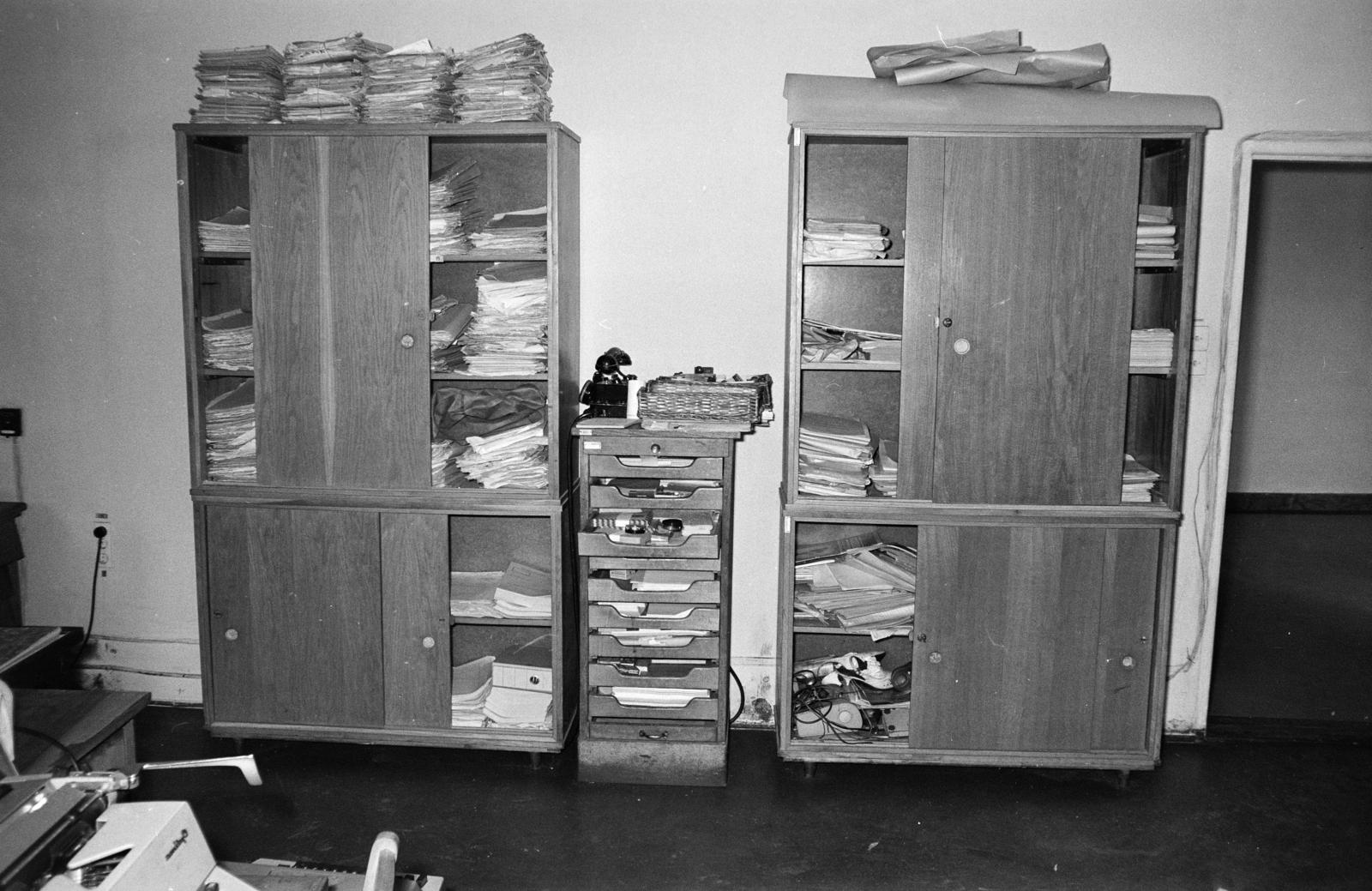 A kép forrását kérjük így adja meg: Fortepan / Budapest Főváros Levéltára. Levéltári jelzet: HU.BFL.XV.19.c.10, 1972, Budapest Főváros Levéltára / BRFK helyszínelési fényképei, BRFK Hivatala Bűnügyi Technikai Osztály, office furniture, papers, Fortepan #281977