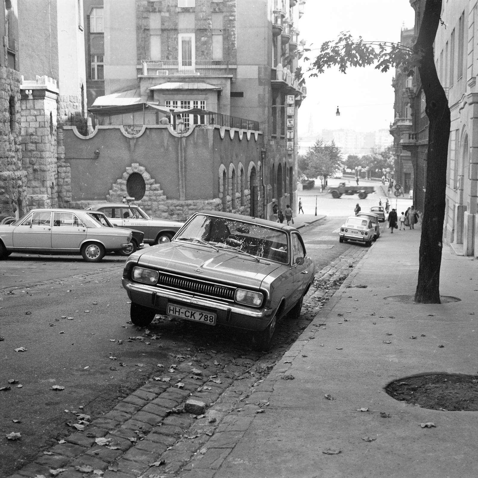 Hungary, Budapest XI., Kemenes utca a Szent Gellért tér felé nézve, balra a Gellért Szálló. A kép forrását kérjük így adja meg: Fortepan / Budapest Főváros Levéltára. Levéltári jelzet: HU.BFL.XV.19.c.10, 1972, Budapest Főváros Levéltára / BRFK helyszínelési fényképei, BRFK Hivatala Bűnügyi Technikai Osztály, number plate, Budapest, Fortepan #281985