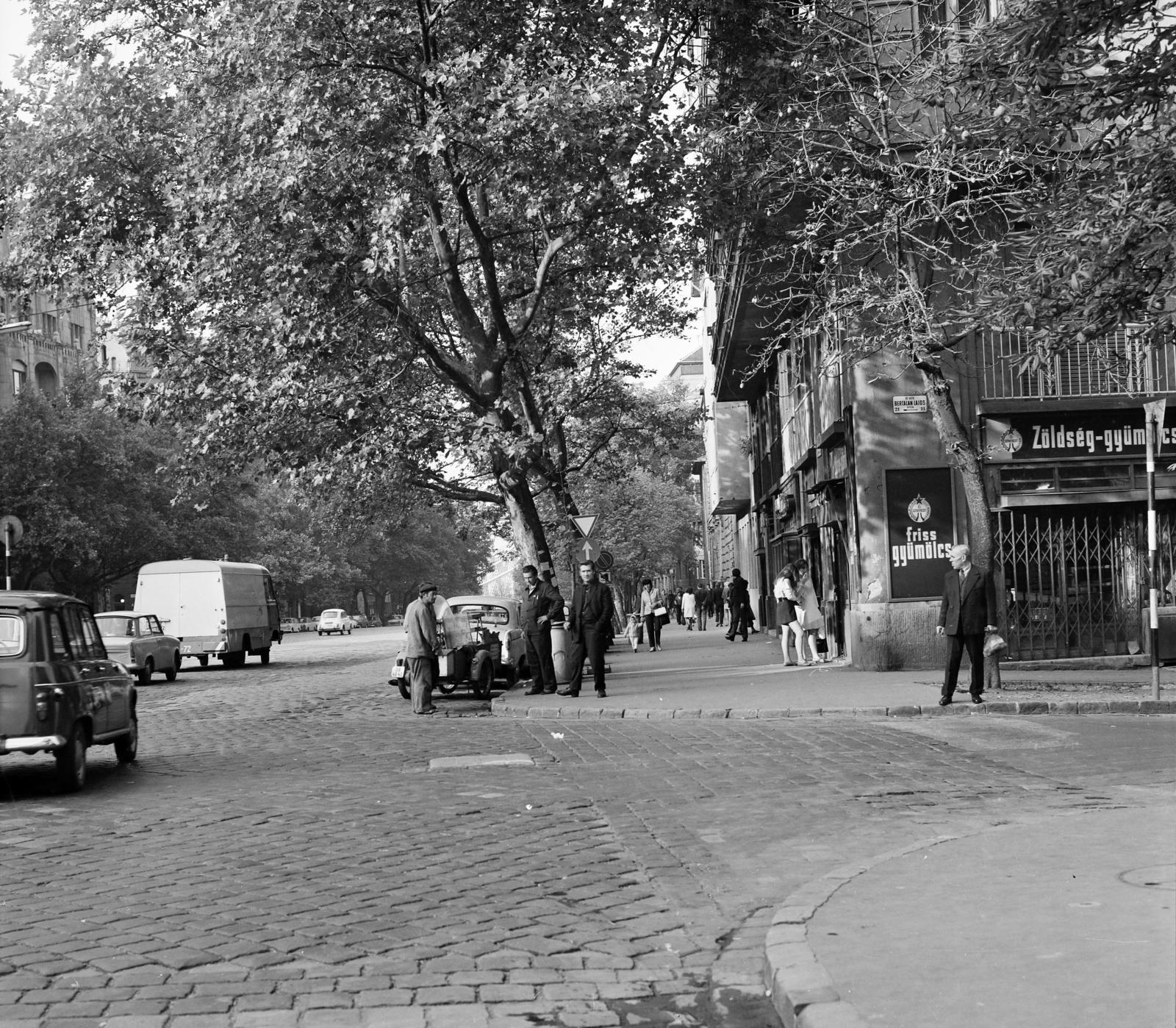 Hungary, Budapest XI., Bartók Béla út, jobbra a Bertalan Lajos utca. A kép forrását kérjük így adja meg: Fortepan / Budapest Főváros Levéltára. Levéltári jelzet: HU.BFL.XV.19.c.10, 1972, Budapest Főváros Levéltára / BRFK helyszínelési fényképei, BRFK Hivatala Bűnügyi Technikai Osztály, Budapest, Fortepan #282000