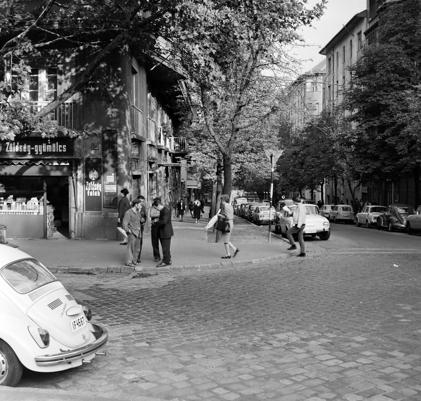 Magyarország, Budapest XI., Bartók Béla út, szemben a Bertalan Lajos utca. A kép forrását kérjük így adja meg: Fortepan / Budapest Főváros Levéltára. Levéltári jelzet: HU.BFL.XV.19.c.10, 1972, Budapest Főváros Levéltára / BRFK helyszínelési fényképei, BRFK Hivatala Bűnügyi Technikai Osztály, Budapest, Fortepan #282002