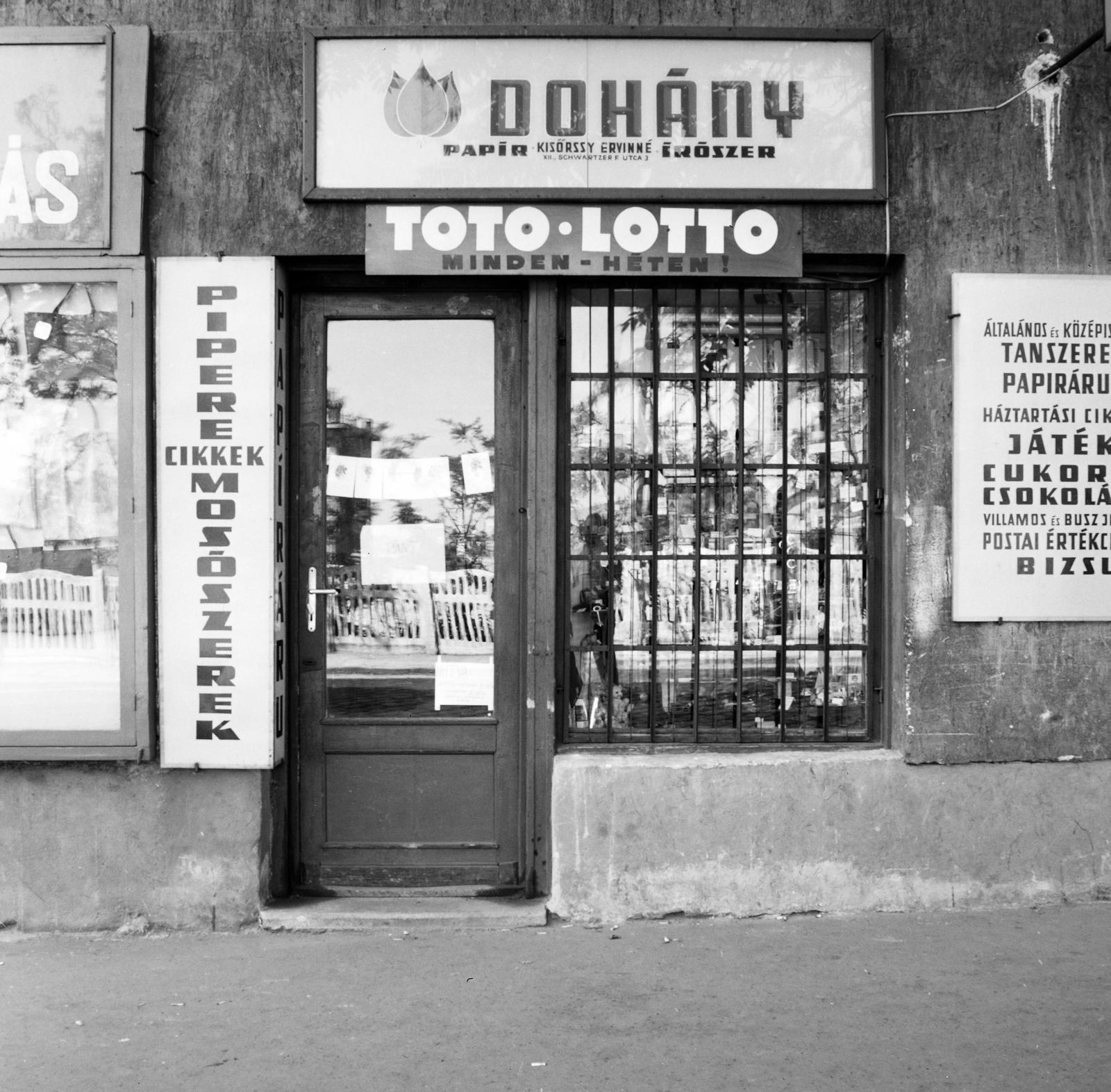 A kép forrását kérjük így adja meg: Fortepan / Budapest Főváros Levéltára. Levéltári jelzet: HU.BFL.XV.19.c.10, 1972, Budapest Főváros Levéltára / BRFK helyszínelési fényképei, BRFK Hivatala Bűnügyi Technikai Osztály, window bars, lottery retailer, tobacco shop, store display, Fortepan #282006