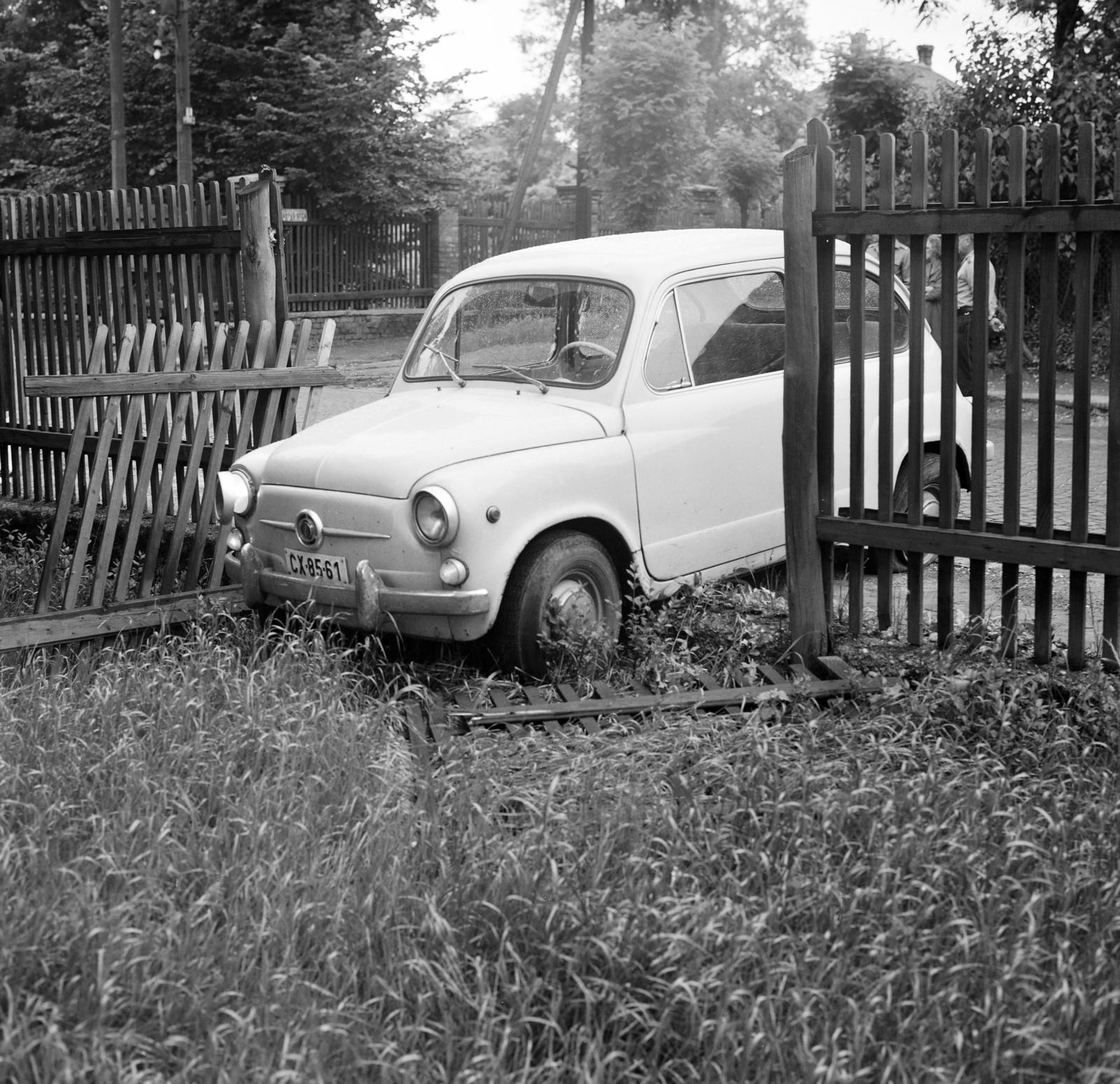 Hungary, Budapest XVI., Batthyány utca, a lopott Zastava defekt miatt a 22. számú ház kerítését áttörte. A szeméjgépjárművet előtte a Bosnyák tér 4. szám alatti Szivárvány Áruházba történő betöréskor használták. A kép forrását kérjük így adja meg: Fortepan / Budapest Főváros Levéltára. Levéltári jelzet: HU.BFL.XV.19.c.10, 1972, Budapest Főváros Levéltára / BRFK helyszínelési fényképei, BRFK Hivatala Bűnügyi Technikai Osztály, number plate, accident, Budapest, Fortepan #282010