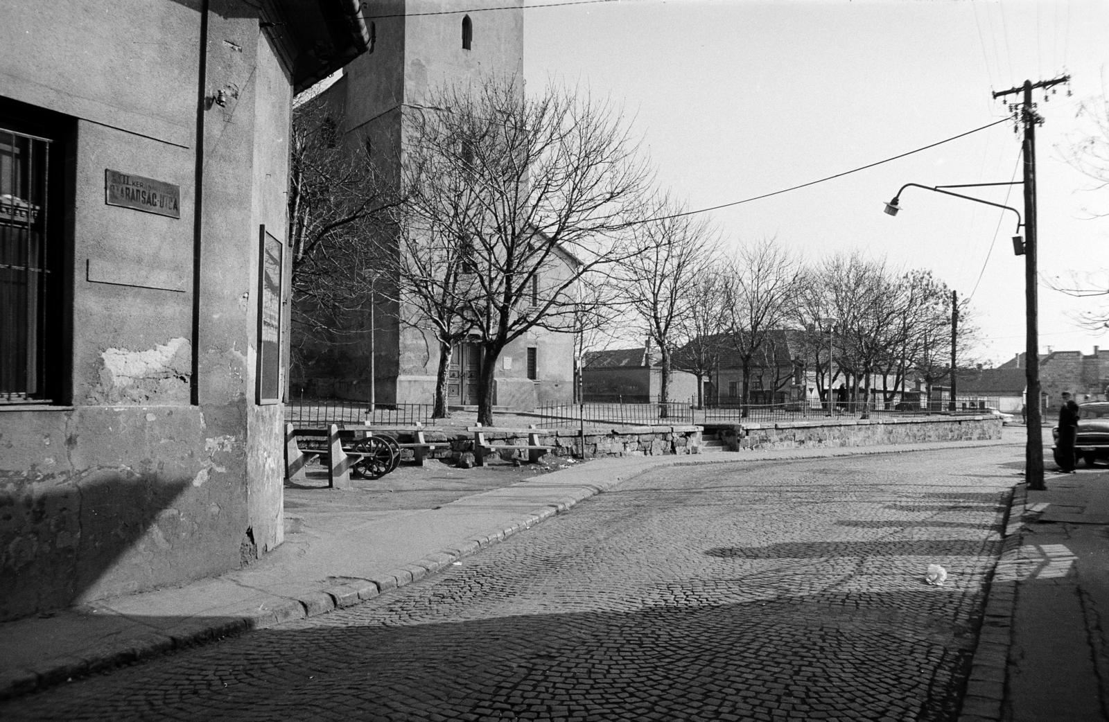 Hungary, Budapest XXII., Szabadság utca, a felvétel a Beugró bisztró előtt készült. Balra a Nagyboldogasszony-templom. A kép forrását kérjük így adja meg: Fortepan / Budapest Főváros Levéltára. Levéltári jelzet: HU.BFL.XV.19.c.10, 1971, Budapest Főváros Levéltára / BRFK helyszínelési fényképei, BRFK Hivatala Bűnügyi Technikai Osztály, church, church garden, Budapest, Fortepan #282024