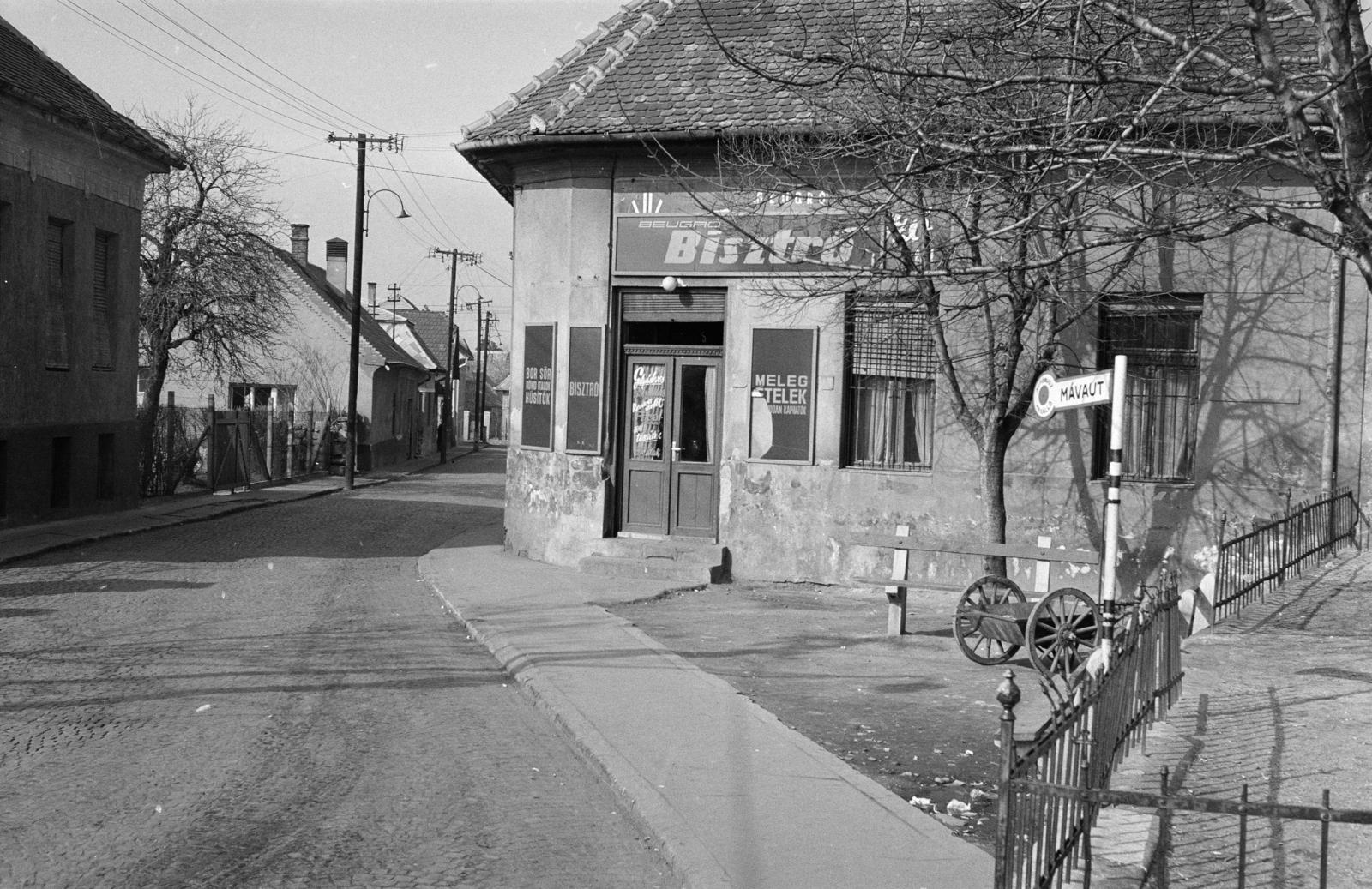 Hungary, Budapest XXII., Szabadság utca, Beugró bisztró. A felvétel a Nagyboldogasszony-templom előtt készült. A kép forrását kérjük így adja meg: Fortepan / Budapest Főváros Levéltára. Levéltári jelzet: HU.BFL.XV.19.c.10, 1971, Budapest Főváros Levéltára / BRFK helyszínelési fényképei, BRFK Hivatala Bűnügyi Technikai Osztály, bench, bus stop, Budapest, Fortepan #282027