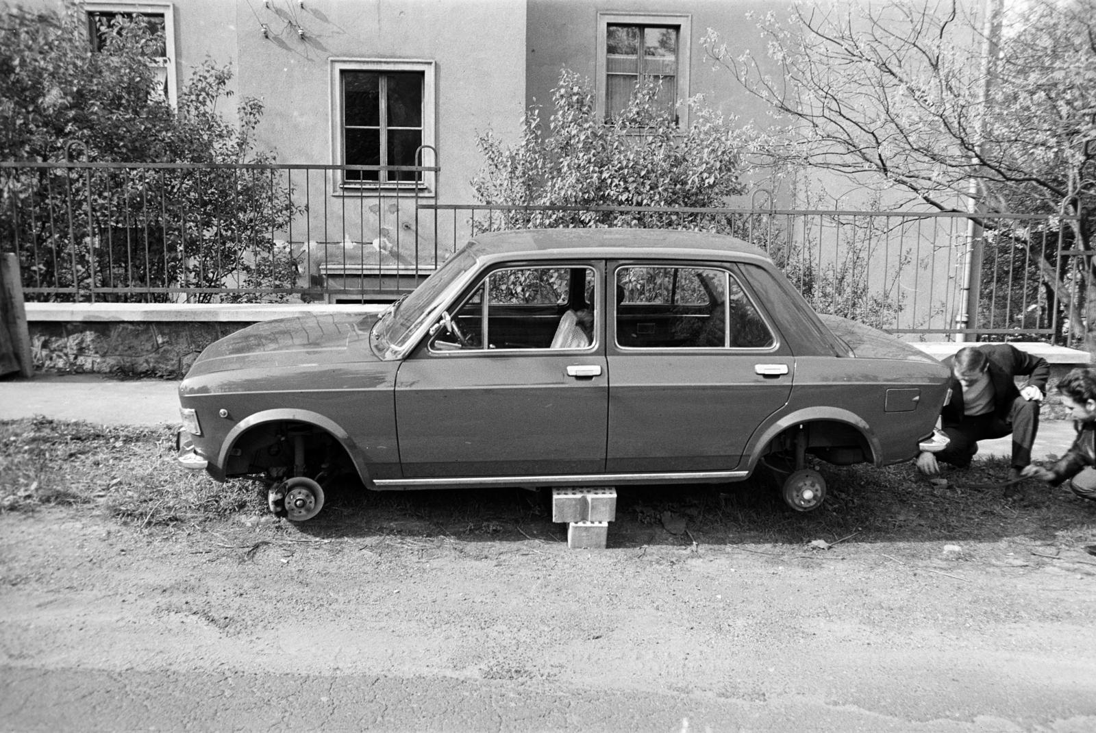 A kép forrását kérjük így adja meg: Fortepan / Budapest Főváros Levéltára. Levéltári jelzet: HU.BFL.XV.19.c.10, 1971, Budapest Főváros Levéltára / BRFK helyszínelési fényképei, BRFK Hivatala Bűnügyi Technikai Osztály, Fiat-brand, brick, assembly, Theft, wheel, felony, criminal reconnaissance, Fortepan #282036