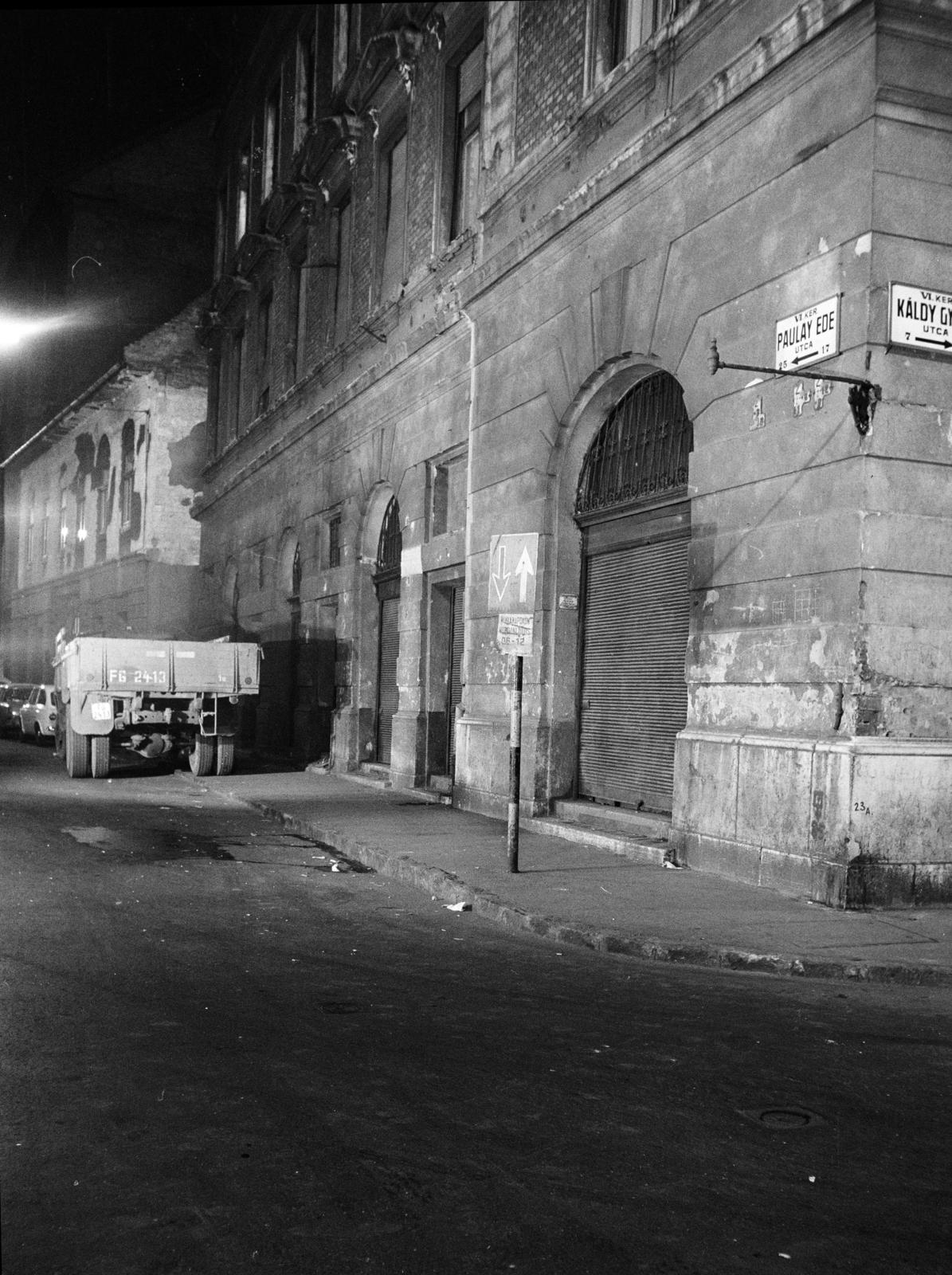 A kép forrását kérjük így adja meg: Fortepan / Budapest Főváros Levéltára. Levéltári jelzet: HU.BFL.XV.19.c.10, 1971, Budapest Főváros Levéltára / BRFK helyszínelési fényképei, BRFK Hivatala Bűnügyi Technikai Osztály, night, street name sign, commercial vehicle, Fortepan #282044
