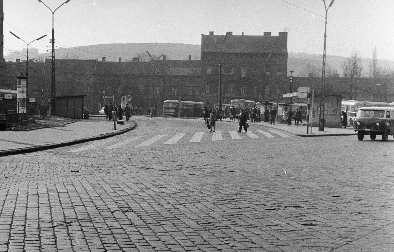 Hungary, Budapest II.,Budapest XII., Szél Kálmán (Moszkva tér). A kép forrását kérjük így adja meg: Fortepan / Budapest Főváros Levéltára. Levéltári jelzet: HU.BFL.XV.19.c.10, 1971, Budapest Főváros Levéltára / BRFK helyszínelési fényképei, BRFK Hivatala Bűnügyi Technikai Osztály, crosswalk, bus, bus stop, Budapest, Fortepan #282056