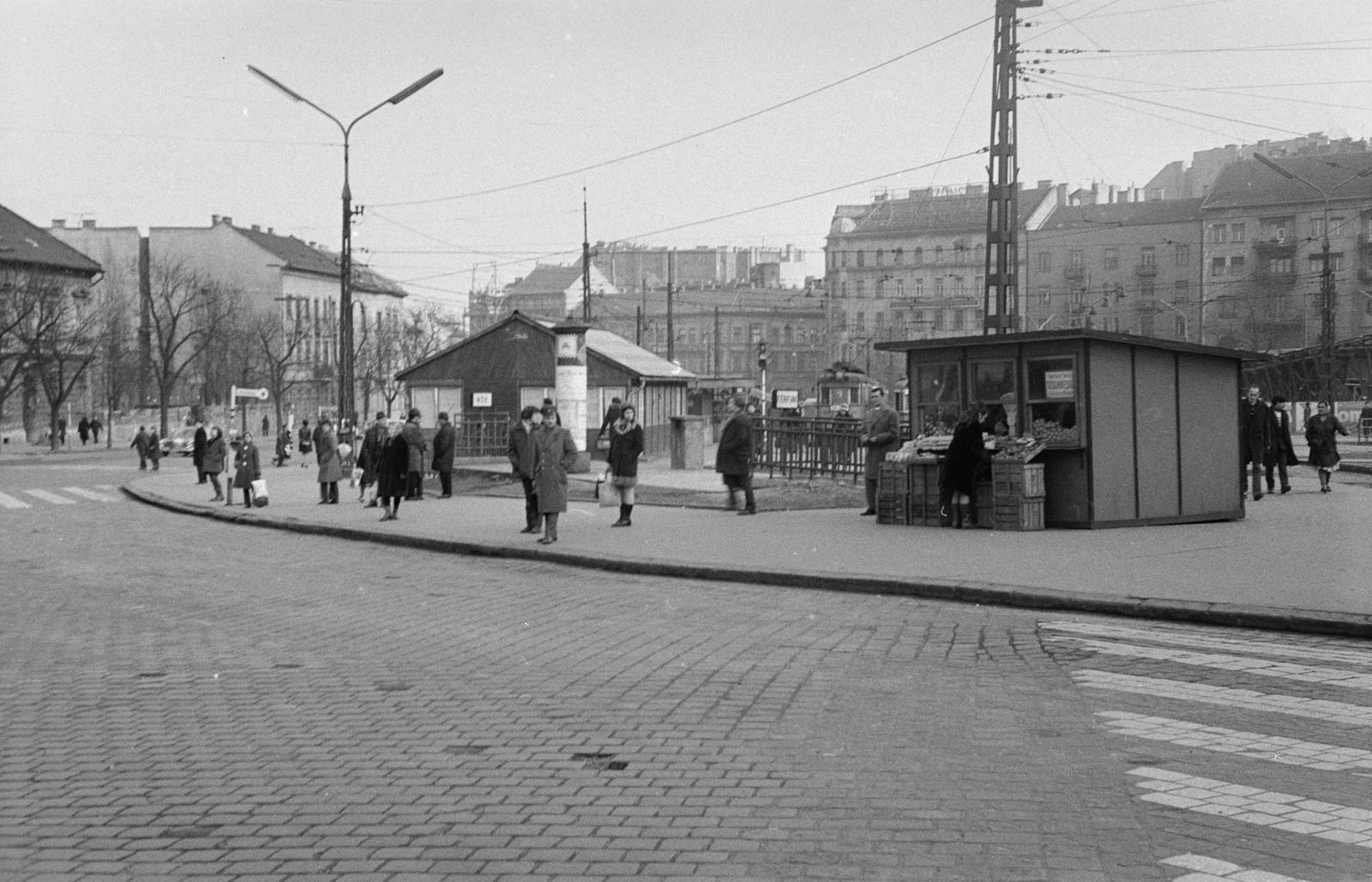 Hungary, Budapest II.,Budapest I., Szél Kálmán (Moszkva tér), háttérben a Vérmező út házsora. A kép forrását kérjük így adja meg: Fortepan / Budapest Főváros Levéltára. Levéltári jelzet: HU.BFL.XV.19.c.10, 1971, Budapest Főváros Levéltára / BRFK helyszínelési fényképei, BRFK Hivatala Bűnügyi Technikai Osztály, Budapest, booth, crosswalk, Fortepan #282059