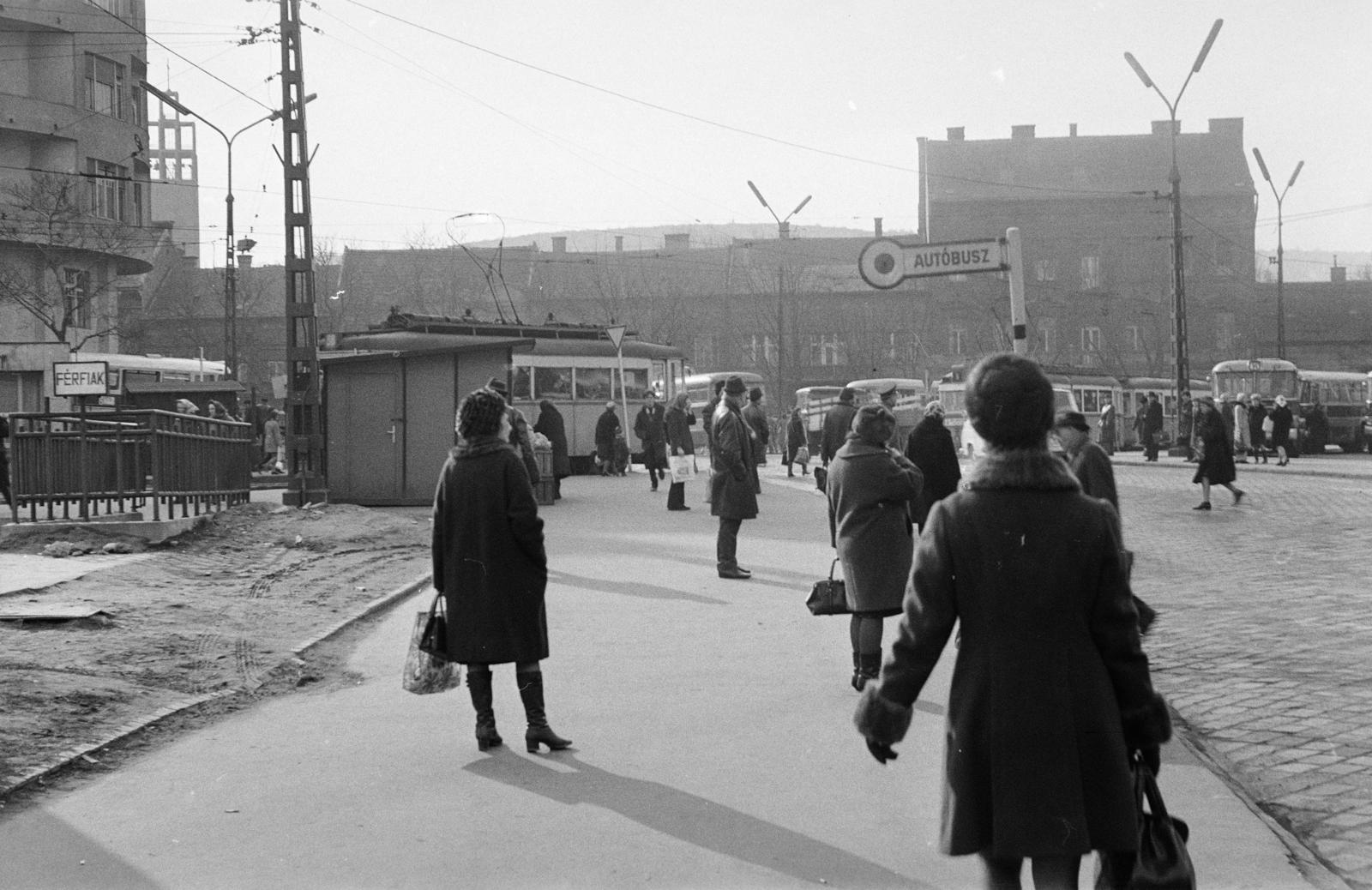 Hungary, Budapest II.,Budapest XII., Szél Kálmán (Moszkva tér), háttérben a Krisztina körúti sarokháznál a városmajori Jézus Szíve-templom tornya látszik. A kép forrását kérjük így adja meg: Fortepan / Budapest Főváros Levéltára. Levéltári jelzet: HU.BFL.XV.19.c.10, 1971, Budapest Főváros Levéltára / BRFK helyszínelési fényképei, BRFK Hivatala Bűnügyi Technikai Osztály, bus stop, Budapest, tram, Fortepan #282060