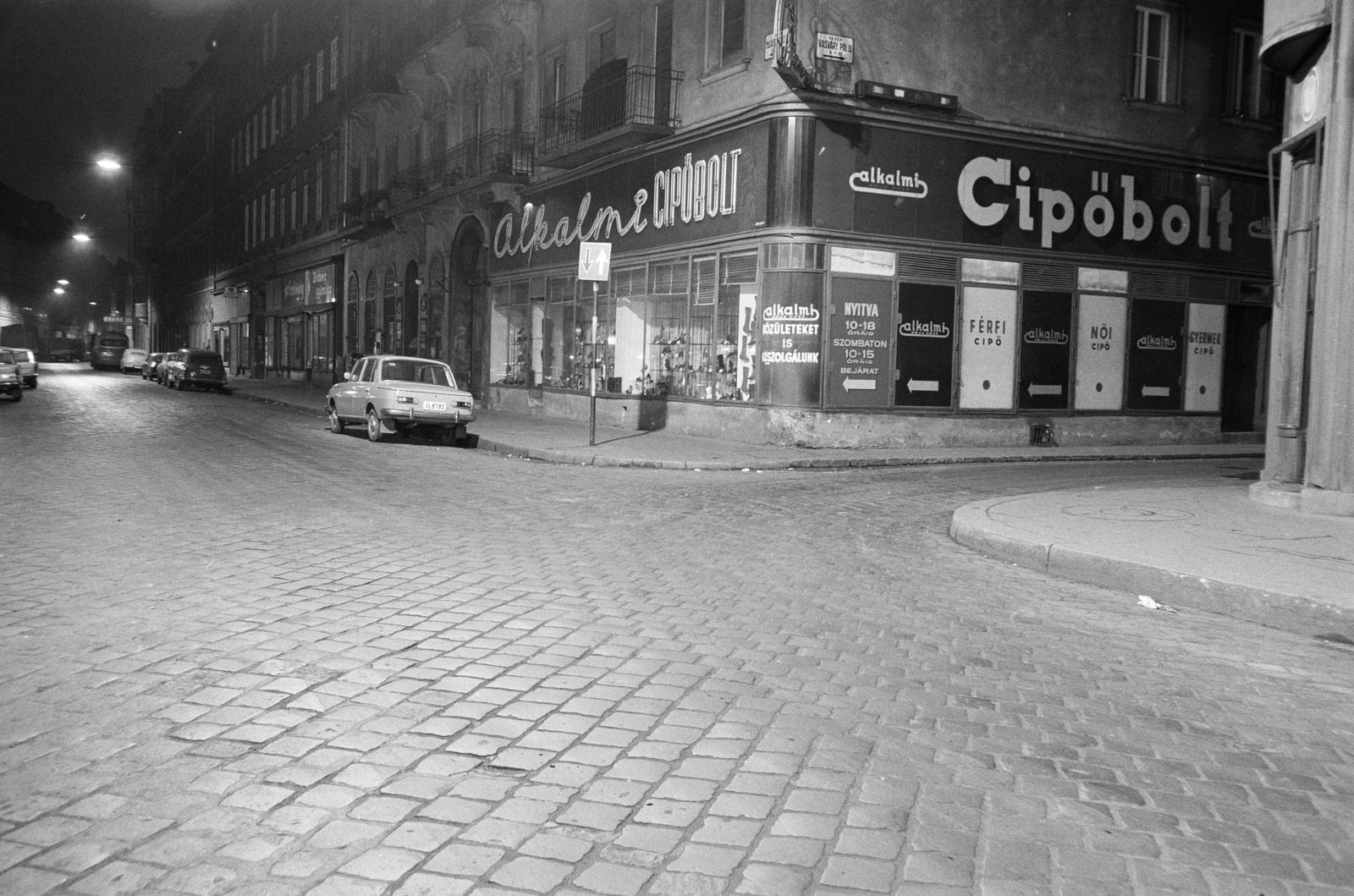 Hungary, Budapest VII., Király (Majakovszkij) utca, jobbra a Vasvári Pál utca sarkán az Alkalmi cípőbolt üzlete. A kép forrását kérjük így adja meg: Fortepan / Budapest Főváros Levéltára. Levéltári jelzet: HU.BFL.XV.19.c.10, 1971, Budapest Főváros Levéltára / BRFK helyszínelési fényképei, BRFK Hivatala Bűnügyi Technikai Osztály, Budapest, store display, shoe store, Fortepan #282064