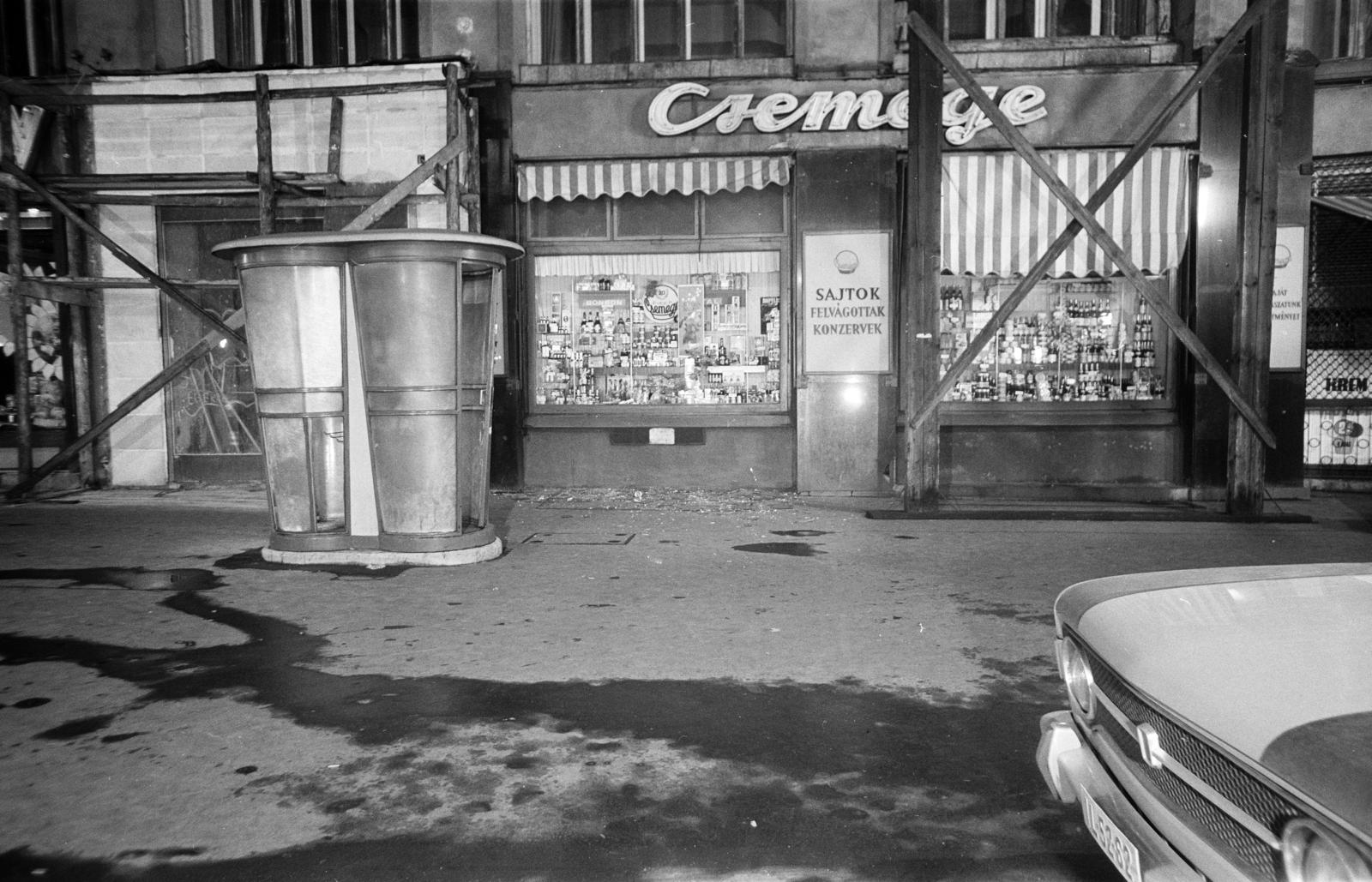 Hungary, Budapest VI., Deák Ferenc tér, Csemege üzlet az Anker-ház földszintjén a Király (Majakovszkij) utca sarkon. A kép forrását kérjük így adja meg: Fortepan / Budapest Főváros Levéltára. Levéltári jelzet: HU.BFL.XV.19.c.10, 1971, Budapest Főváros Levéltára / BRFK helyszínelési fényképei, BRFK Hivatala Bűnügyi Technikai Osztály, Budapest, store display, Csemege enterprise, number plate, phone booth, Fortepan #282067