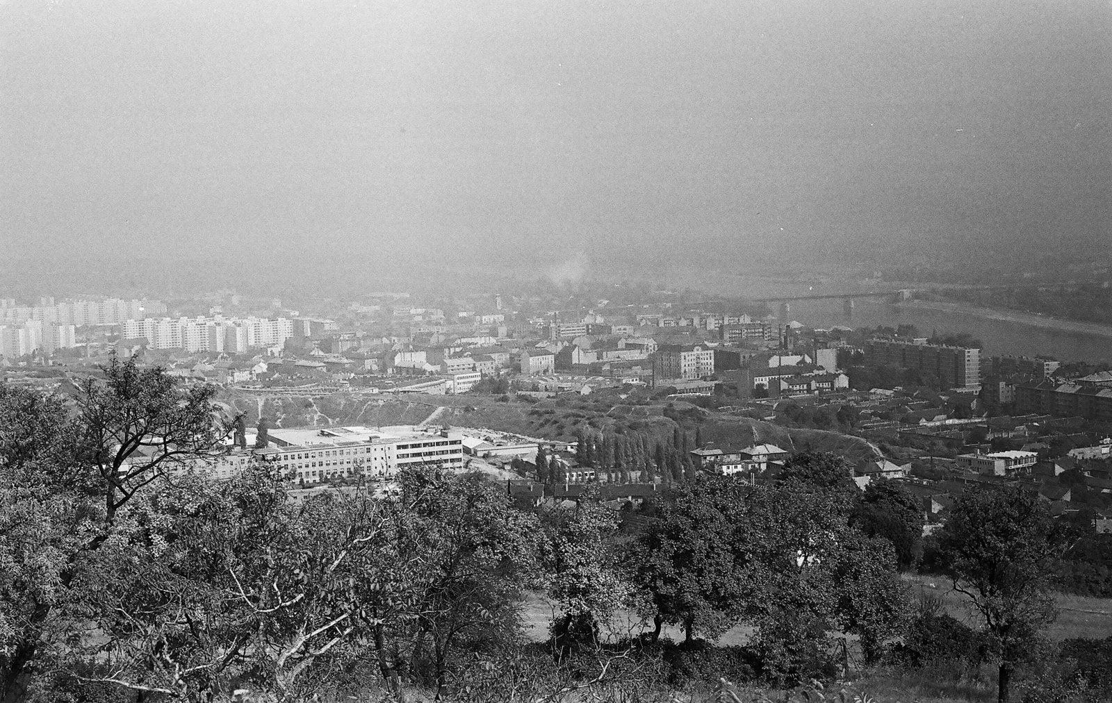 Hungary, Budapest II.,Budapest III., József-hegyi kilátó, panoráma Óbuda felé. Középen a katonavárosi amfiteátrum, jobbra a háttérben a Margit-sziget és az Árpád híd., 1971, Umann Kornél, picture, Budapest, Fortepan #28207