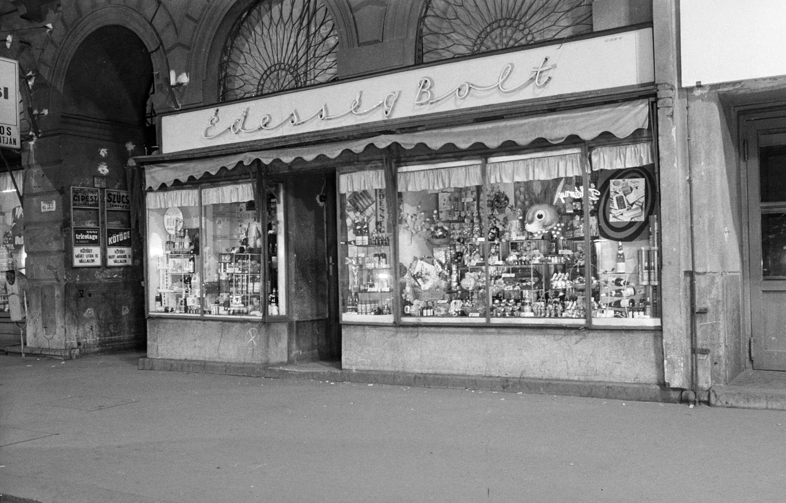 Hungary, Budapest VII., Rákóczi út 68., Édesség bolt, jobbra a Tisza mozi bejárata látható. A kép forrását kérjük így adja meg: Fortepan / Budapest Főváros Levéltára. Levéltári jelzet: HU.BFL.XV.19.c.10, 1971, Budapest Főváros Levéltára / BRFK helyszínelési fényképei, BRFK Hivatala Bűnügyi Technikai Osztály, store display, candy store, Budapest, Fortepan #282073