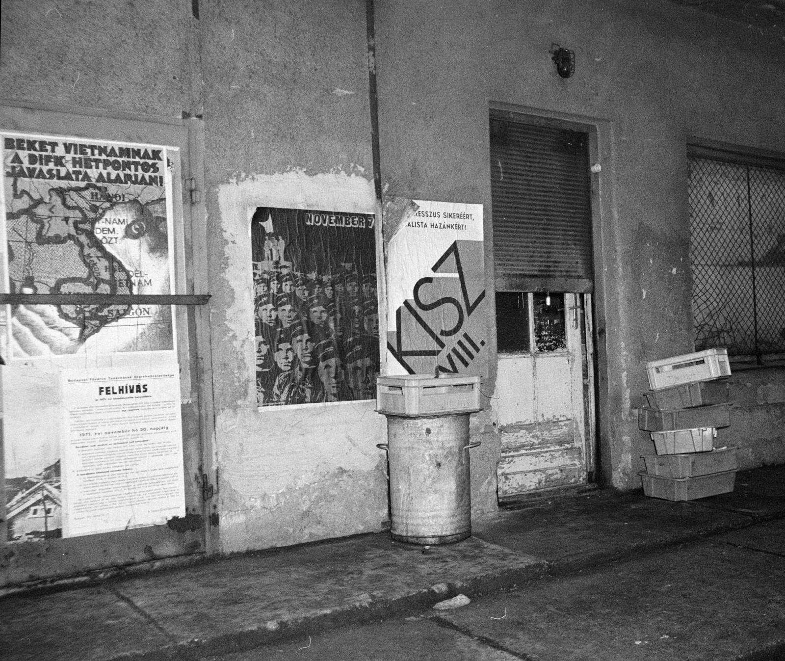 A kép forrását kérjük így adja meg: Fortepan / Budapest Főváros Levéltára. Levéltári jelzet: HU.BFL.XV.19.c.10, 1971, Budapest Főváros Levéltára / BRFK helyszínelési fényképei, BRFK Hivatala Bűnügyi Technikai Osztály, Best of, poster, announcement, Fortepan #282078
