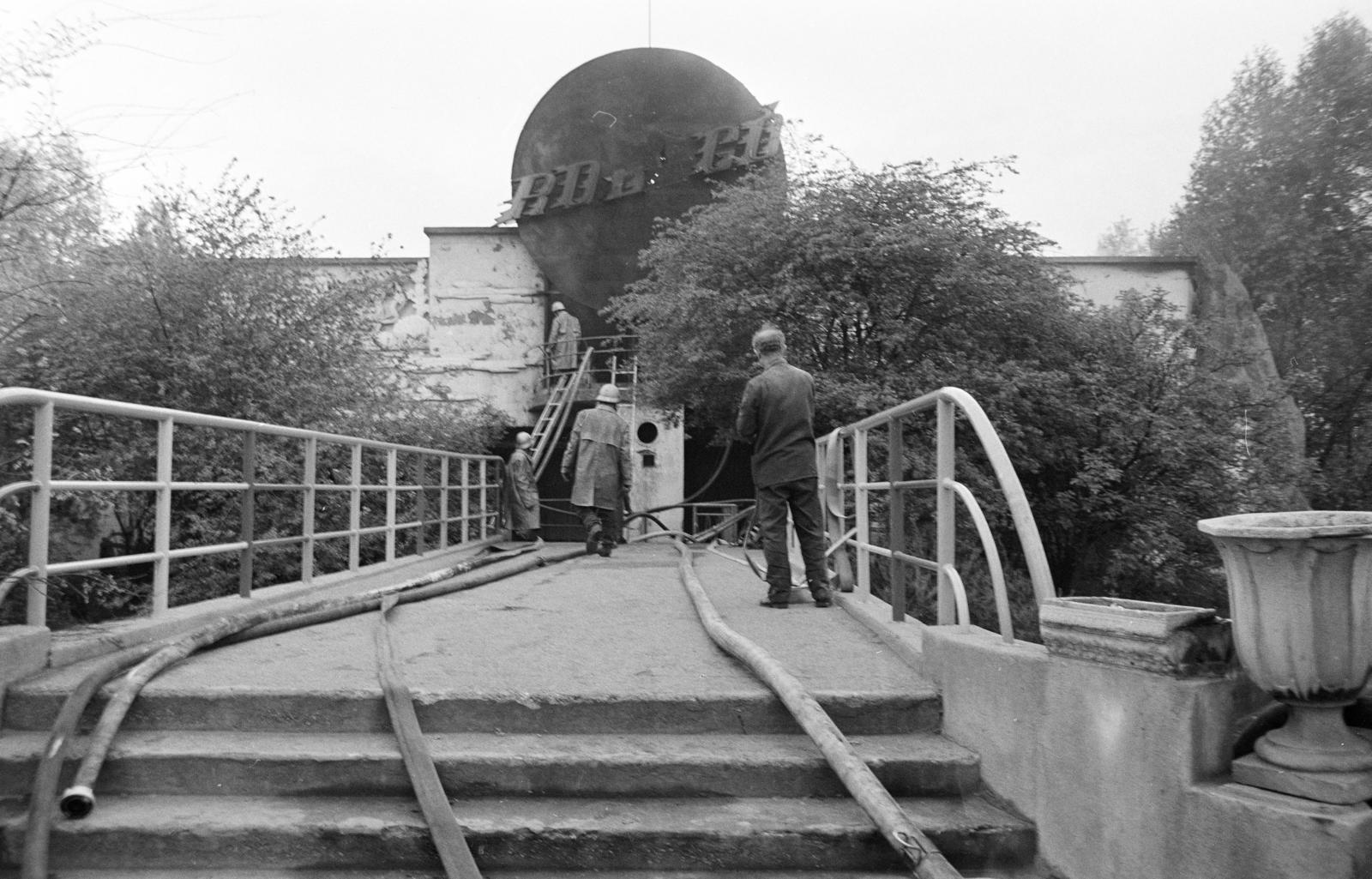 Hungary, Budapest XIV., tűzoltók a Robogó kigyulladt épületénél. A kép forrását kérjük így adja meg: Fortepan / Budapest Főváros Levéltára. Levéltári jelzet: HU.BFL.XV.19.c.10, 1972, Budapest Főváros Levéltára / BRFK helyszínelési fényképei, BRFK Hivatala Bűnügyi Technikai Osztály, scooter, amusement park, Budapest, Fortepan #282096