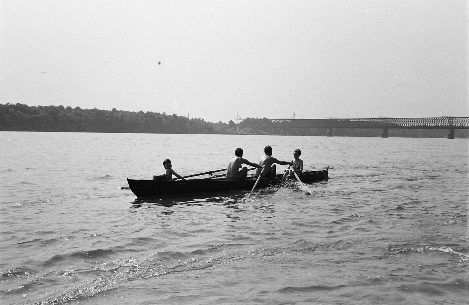 Hungary, Budapest, háttérben az Újpesti vasúti híd és a Népsziget., 1972, Umann Kornél, railway, bridge, boating, boat, paddling, Fortepan #28211