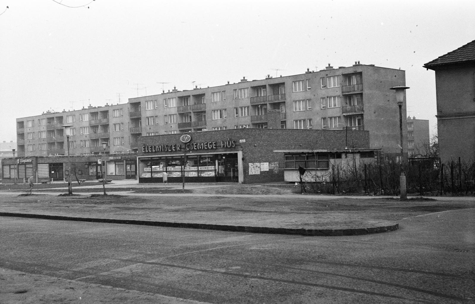 A kép forrását kérjük így adja meg: Fortepan / Budapest Főváros Levéltára. Levéltári jelzet: HU.BFL.XV.19.c.10, 1971, Budapest Főváros Levéltára / BRFK helyszínelési fényképei, BRFK Hivatala Bűnügyi Technikai Osztály, lakótelep, Közért Vállalat, Fortepan #282130