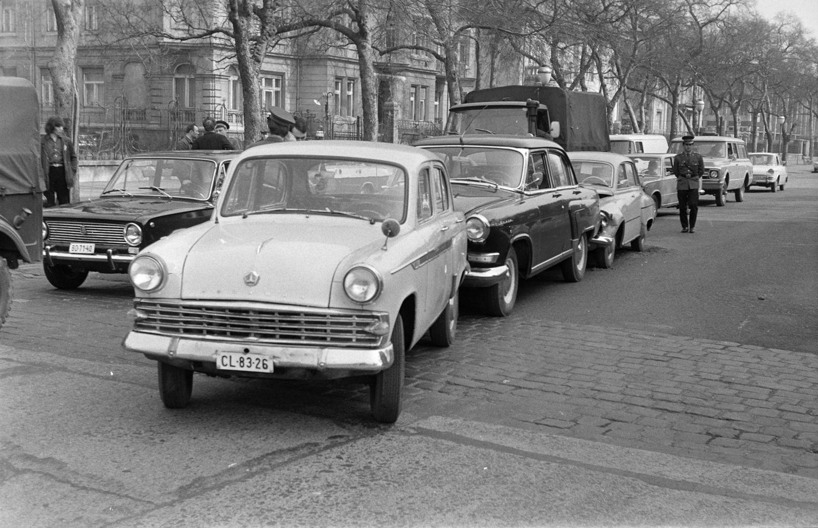 Magyarország, Budapest XIV., Ajtósi Dürer sor, szemben a Stefánia (Népstadion) út. Ráfutásos baleset helyszínelése. A kép forrását kérjük így adja meg: Fortepan / Budapest Főváros Levéltára. Levéltári jelzet: HU.BFL.XV.19.c.10, 1971, Budapest Főváros Levéltára / BRFK helyszínelési fényképei, BRFK Hivatala Bűnügyi Technikai Osztály, rendszám, baleset, Moszkvics 403, Wartburg 311/312, Skoda 1000 MB, GAZ M21 Volga, VAZ 2101, Budapest, rendőr, Fortepan #282143