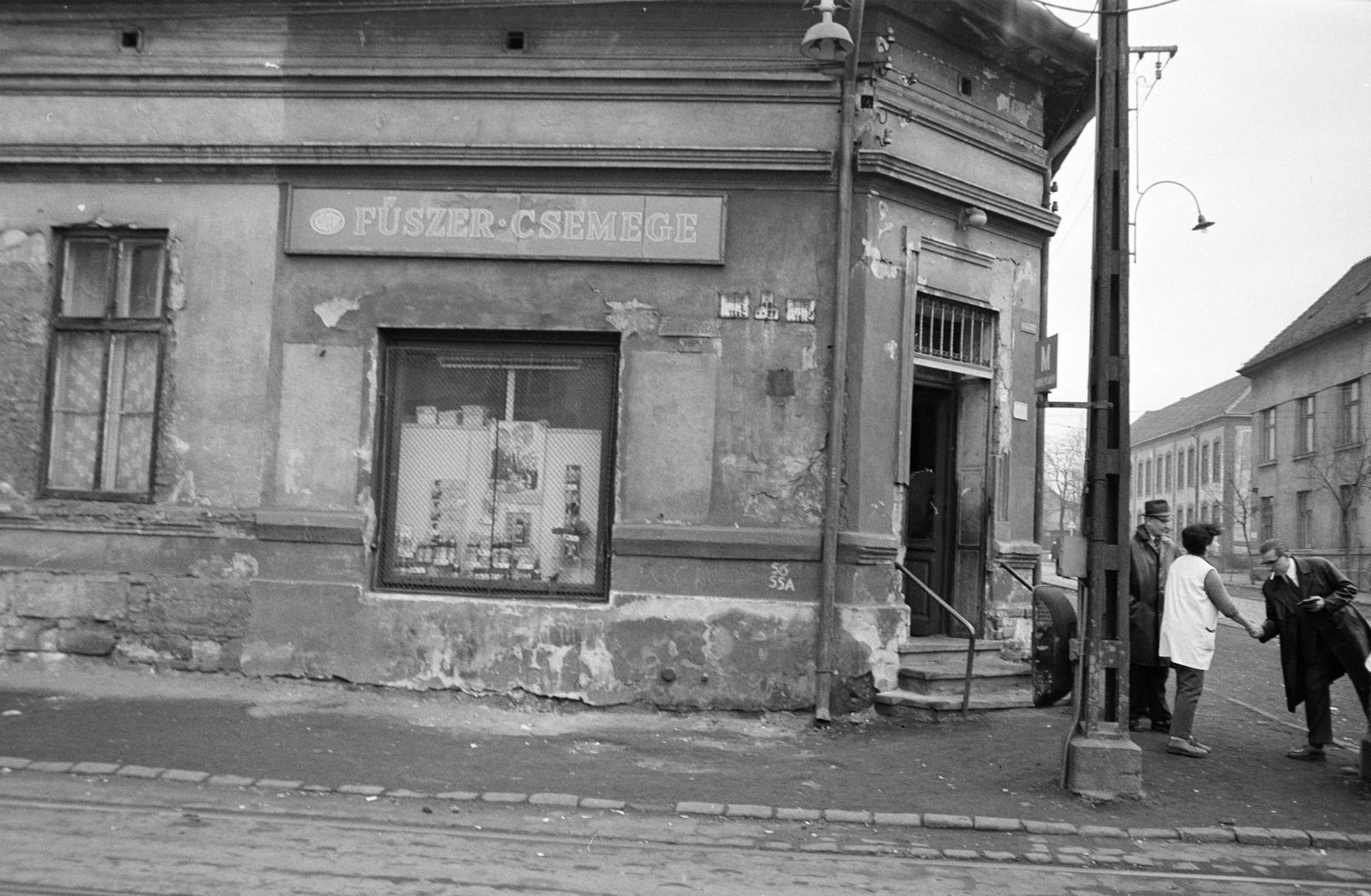 A kép forrását kérjük így adja meg: Fortepan / Budapest Főváros Levéltára. Levéltári jelzet: HU.BFL.XV.19.c.10, 1971, Budapest Főváros Levéltára / BRFK helyszínelési fényképei, BRFK Hivatala Bűnügyi Technikai Osztály, store display, cornerhouse, Fortepan #282169