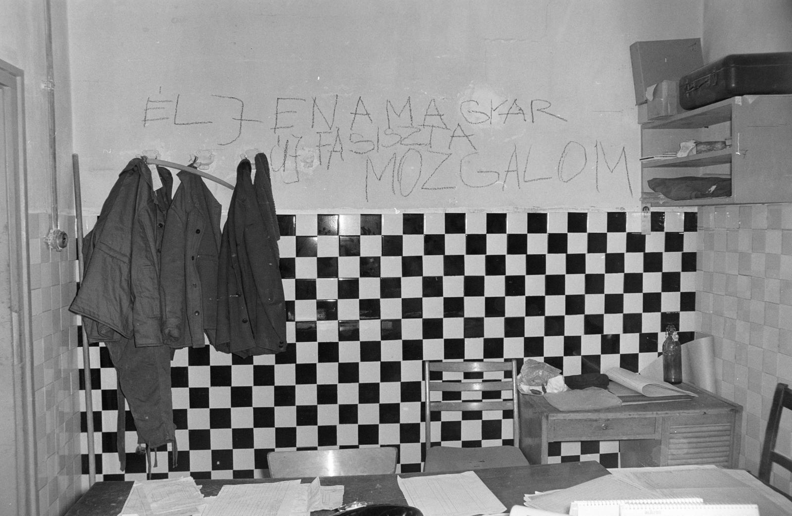 A kép forrását kérjük így adja meg: Fortepan / Budapest Főváros Levéltára. Levéltári jelzet: HU.BFL.XV.19.c.10, 1971, Budapest Főváros Levéltára / BRFK helyszínelési fényképei, BRFK Hivatala Bűnügyi Technikai Osztály, graffiti, label, tile, office, Best of, Fortepan #282189