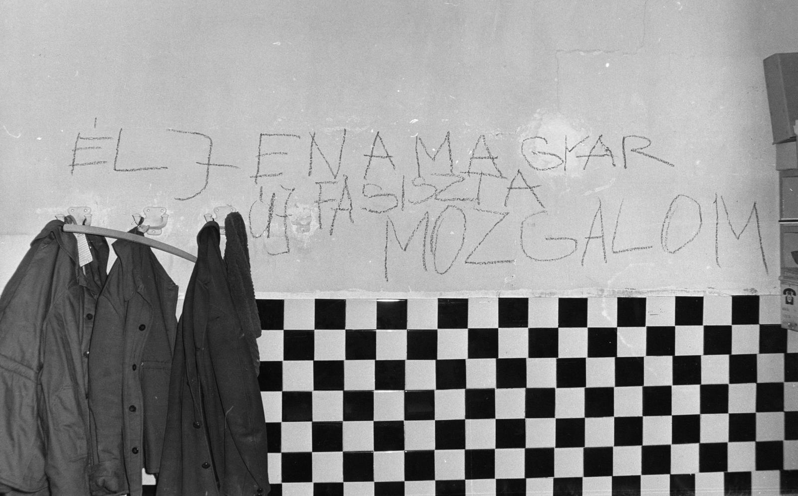 A kép forrását kérjük így adja meg: Fortepan / Budapest Főváros Levéltára. Levéltári jelzet: HU.BFL.XV.19.c.10, 1971, Budapest Főváros Levéltára / BRFK helyszínelési fényképei, BRFK Hivatala Bűnügyi Technikai Osztály, graffiti, falfirka, felirat, csempe, Fortepan #282191