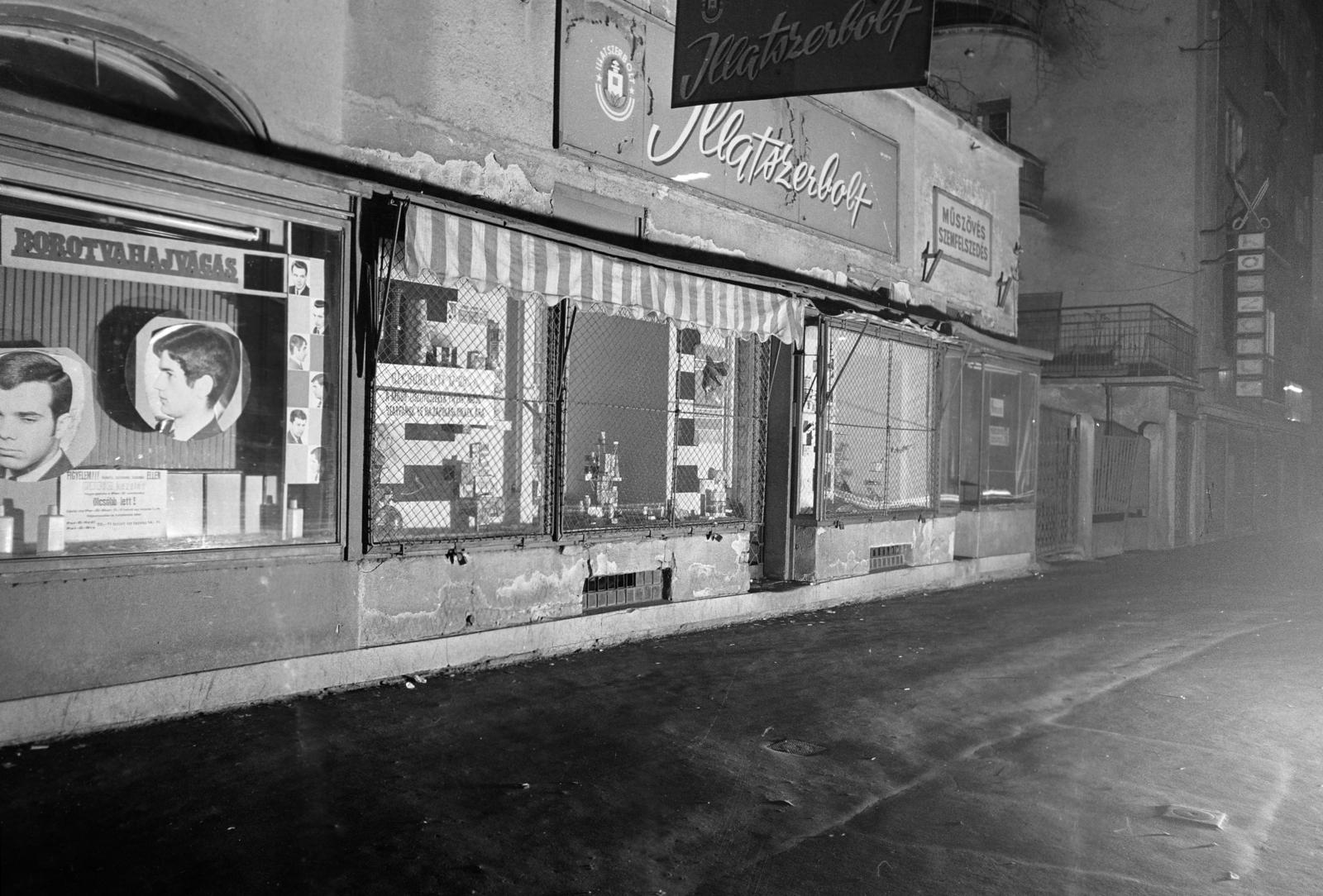 Magyarország, Budapest XIV., balra a Thököly út 101/a, jobbra a 100/b szám alatti ház a Hermina (Május 1.) út sarkán. A kép forrását kérjük így adja meg: Fortepan / Budapest Főváros Levéltára. Levéltári jelzet: HU.BFL.XV.19.c.10, 1971, Budapest Főváros Levéltára / BRFK helyszínelési fényképei, BRFK Hivatala Bűnügyi Technikai Osztály, illatszerbolt, Budapest, Fortepan #282210