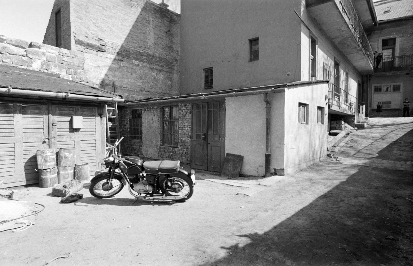 A kép forrását kérjük így adja meg: Fortepan / Budapest Főváros Levéltára. Levéltári jelzet: HU.BFL.XV.19.c.10, 1971, Budapest Főváros Levéltára / BRFK helyszínelési fényképei, BRFK Hivatala Bűnügyi Technikai Osztály, motorcycle, Fortepan #282270