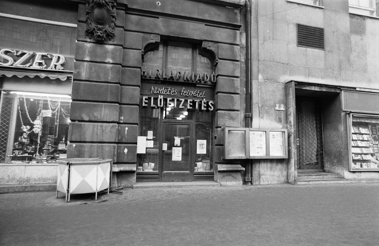 Hungary, Budapest VIII., József körút 5., a Hirlapkiadó Vállalat hirdetés felvételi és előfizetési irodája. A kép forrását kérjük így adja meg: Fortepan / Budapest Főváros Levéltára. Levéltári jelzet: HU.BFL.XV.19.c.10, 1971, Budapest Főváros Levéltára / BRFK helyszínelési fényképei, BRFK Hivatala Bűnügyi Technikai Osztály, Budapest, publisher, Fortepan #282292