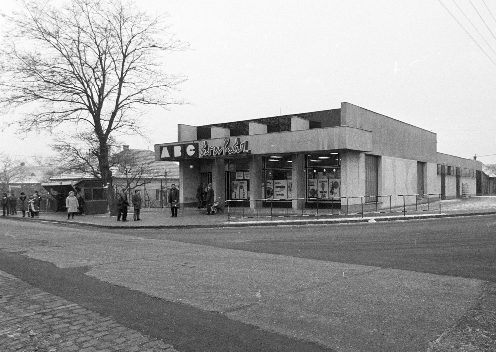 A kép forrását kérjük így adja meg: Fortepan / Budapest Főváros Levéltára. Levéltári jelzet: HU.BFL.XV.19.c.10, 1971, Budapest Főváros Levéltára / BRFK helyszínelési fényképei, BRFK Hivatala Bűnügyi Technikai Osztály, store, Fortepan #282304