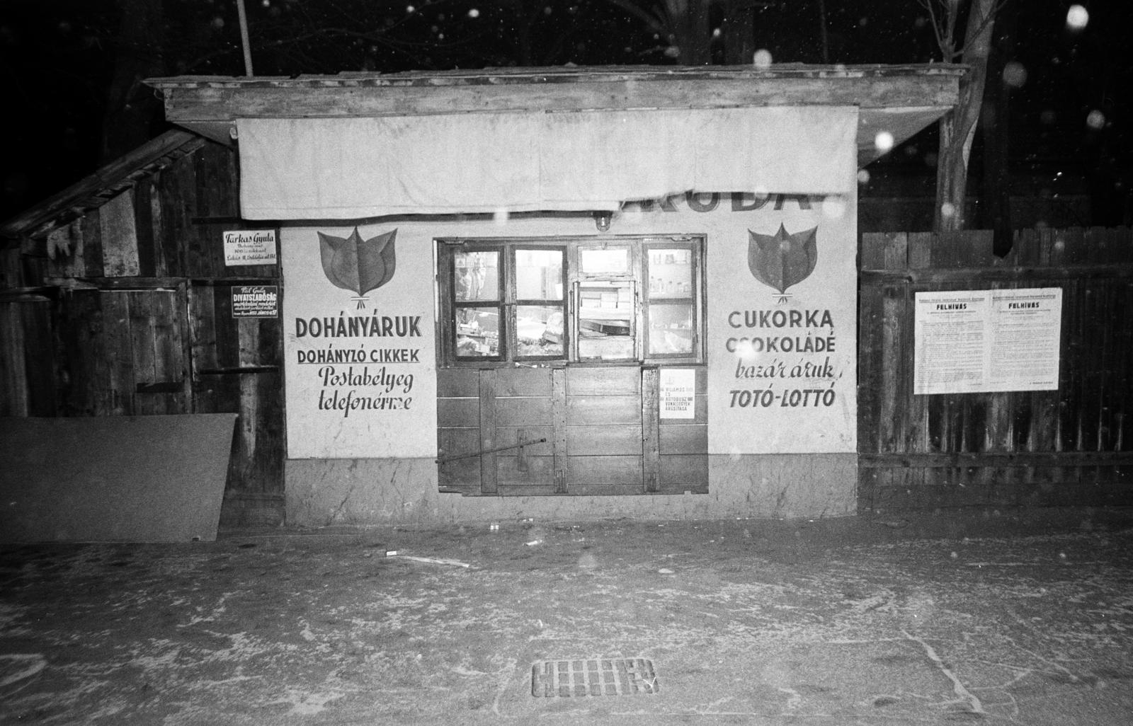Magyarország, Budapest IV., Szilágyi utca, trafik a Görgey Artúr (Dózsa György) utca és a Rákospalota - Újpest vasútállomás közelében. A kép forrását kérjük így adja meg: Fortepan / Budapest Főváros Levéltára. Levéltári jelzet: HU.BFL.XV.19.c.10, 1971, Budapest Főváros Levéltára / BRFK helyszínelési fényképei, BRFK Hivatala Bűnügyi Technikai Osztály, plakát, trafik, kisiparos, szabóság, hirdetmény, tantusz, Budapest, Fortepan #282310