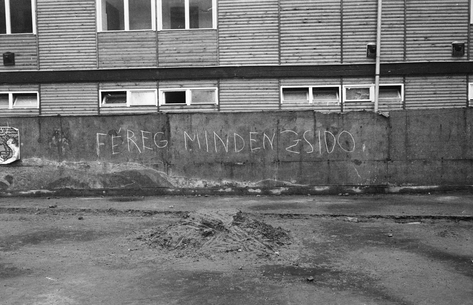 Hungary, Budapest V., Károlyi kert, a metróépítés területének palánkja. A kép forrását kérjük így adja meg: Fortepan / Budapest Főváros Levéltára. Levéltári jelzet: HU.BFL.XV.19.c.10, 1971, Budapest Főváros Levéltára / BRFK helyszínelési fényképei, BRFK Hivatala Bűnügyi Technikai Osztály, graffiti, label, Budapest, Fortepan #282321