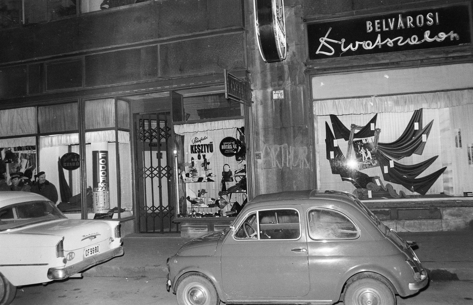 A kép forrását kérjük így adja meg: Fortepan / Budapest Főváros Levéltára. Levéltári jelzet: HU.BFL.XV.19.c.10, 1971, Budapest Főváros Levéltára / BRFK helyszínelési fényképei, BRFK Hivatala Bűnügyi Technikai Osztály, rendszám, Fiat 500, Opel Rekord P1, Fortepan #282354