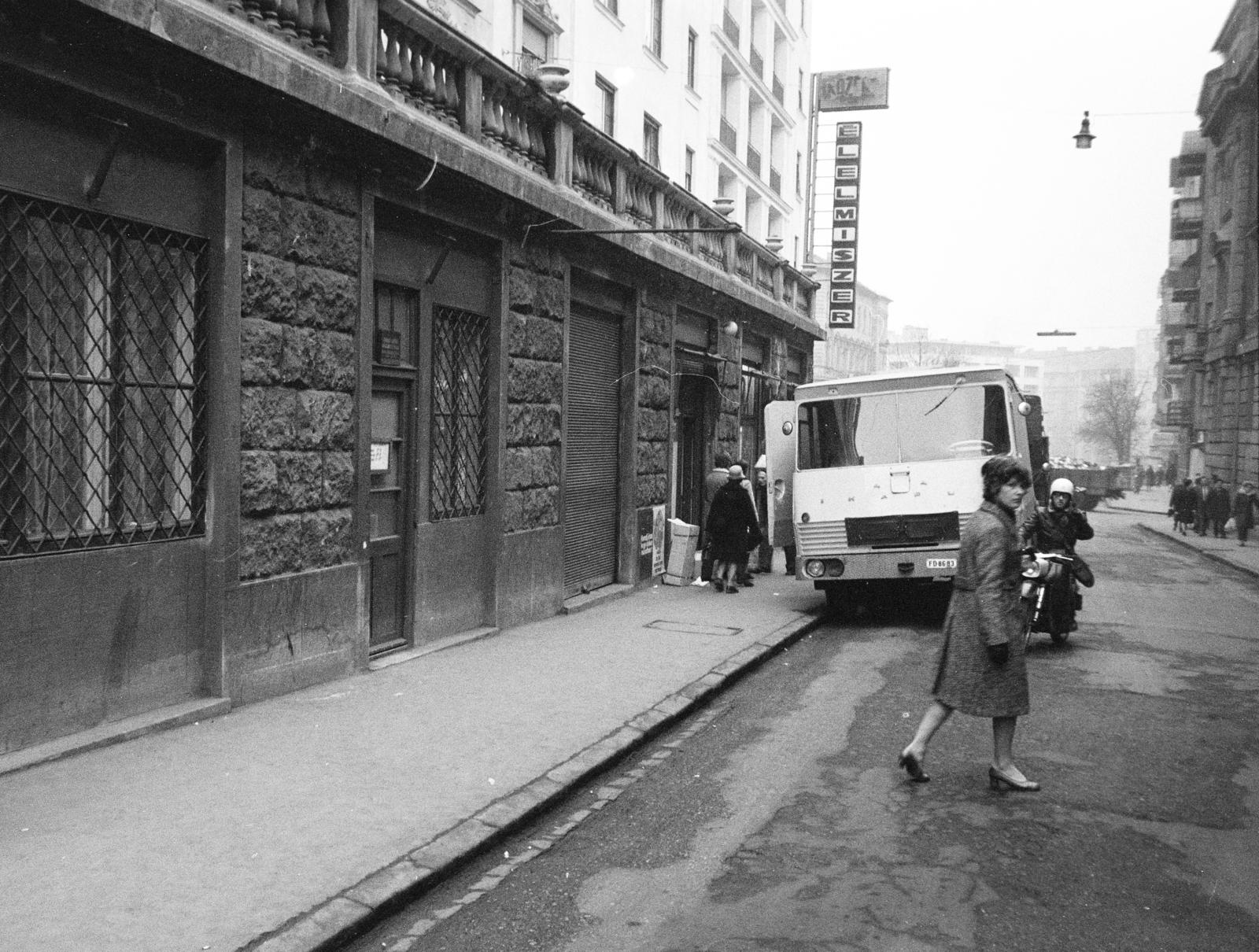 Hungary, Budapest II., Keleti Károly utca, a felvétel a 11/a számú ház előtt készült, jobb szélen a Fényes Elek utca sarkán álló ház látszik. A kép forrását kérjük így adja meg: Fortepan / Budapest Főváros Levéltára. Levéltári jelzet: HU.BFL.XV.19.c.10, 1971, Budapest Főváros Levéltára / BRFK helyszínelési fényképei, BRFK Hivatala Bűnügyi Technikai Osztály, number plate, Budapest, Fortepan #282367