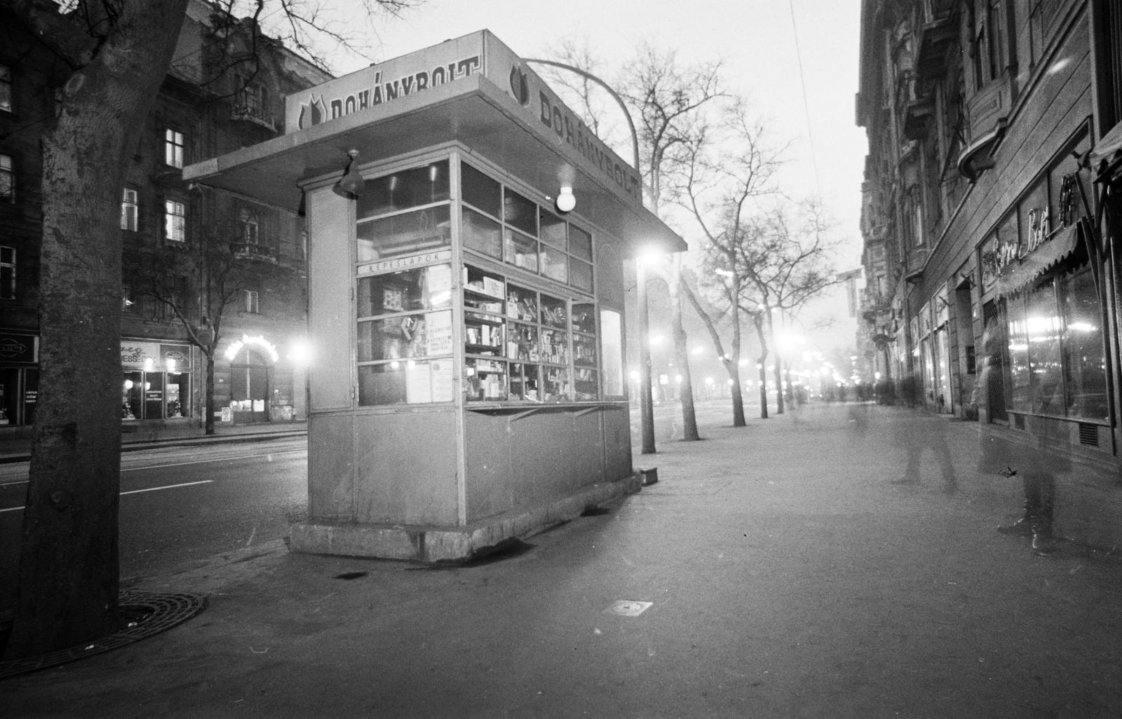 Hungary, Budapest XIII., Szent István körút, Dohánybolt a 22. számú ház előtt. A kép forrását kérjük így adja meg: Fortepan / Budapest Főváros Levéltára. Levéltári jelzet: HU.BFL.XV.19.c.10, 1971, Budapest Főváros Levéltára / BRFK helyszínelési fényképei, BRFK Hivatala Bűnügyi Technikai Osztály, Budapest, Fortepan #282379