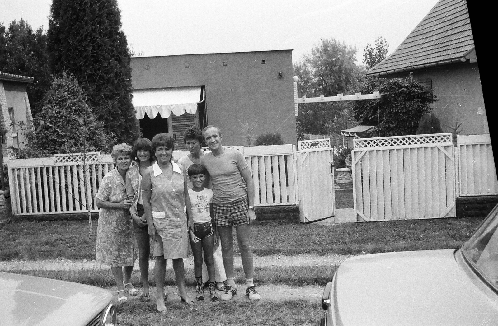 Hungary,Lake Balaton, Siófok, Balatonszabadi-Sóstó., 1983, Umann Kornél, free time, holiday, tableau, smile, women, Lada-brand, Wartburg-brand, summer, man, holiday house, kid, Fortepan #28238