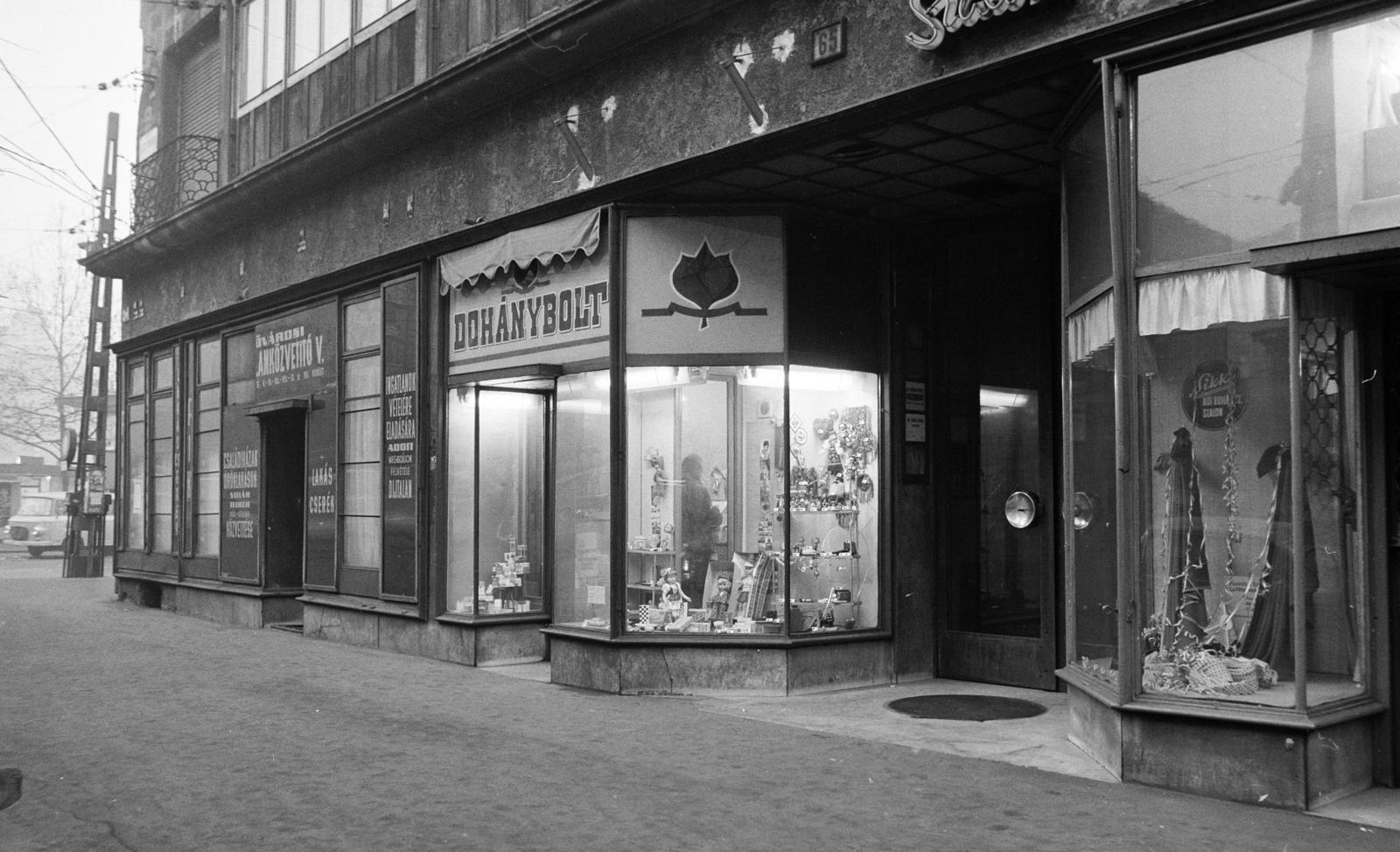 Magyarország, Budapest VI., Bajcsy-Zsilinszky út 65., Dohánybolt. A kép forrását kérjük így adja meg: Fortepan / Budapest Főváros Levéltára. Levéltári jelzet: HU.BFL.XV.19.c.10, 1971, Budapest Főváros Levéltára / BRFK helyszínelési fényképei, BRFK Hivatala Bűnügyi Technikai Osztály, Budapest, kirakat, trafik, Fortepan #282394