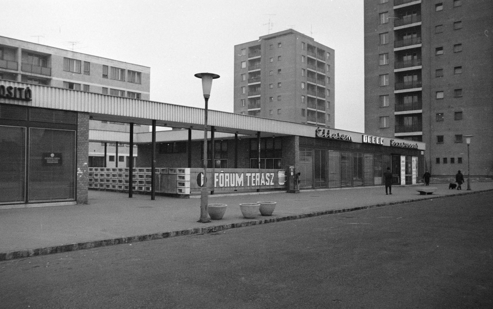 Hungary, Budapest XVIII., Lakatos úti lakótelep, Üllői út 376. (Vörös Hadsereg útja 96.) Fórum étterem. A kép forrását kérjük így adja meg: Fortepan / Budapest Főváros Levéltára. Levéltári jelzet: HU.BFL.XV.19.c.10, 1971, Budapest Főváros Levéltára / BRFK helyszínelési fényképei, BRFK Hivatala Bűnügyi Technikai Osztály, Budapest, Fortepan #282396