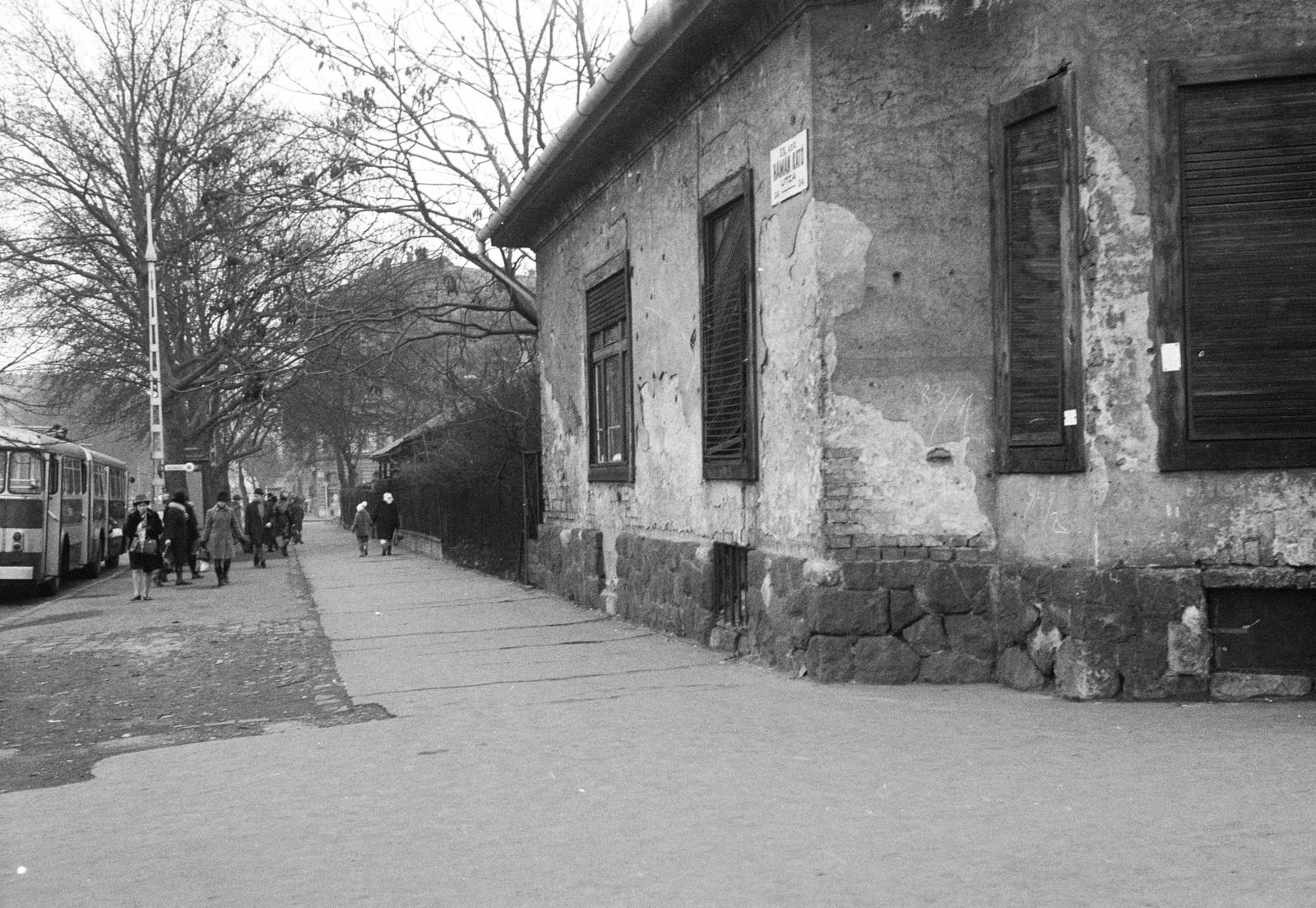 Hungary, Budapest IX., Haller utca (Hámán Kató út) Balázs Béla utca - Telepy utca közötti szakasza, a felvétel az 56-os számú ház sarkánál készült. A kép forrását kérjük így adja meg: Fortepan / Budapest Főváros Levéltára. Levéltári jelzet: HU.BFL.XV.19.c.10, 1971, Budapest Főváros Levéltára / BRFK helyszínelési fényképei, BRFK Hivatala Bűnügyi Technikai Osztály, bus stop, cornerhouse, Budapest, Fortepan #282415