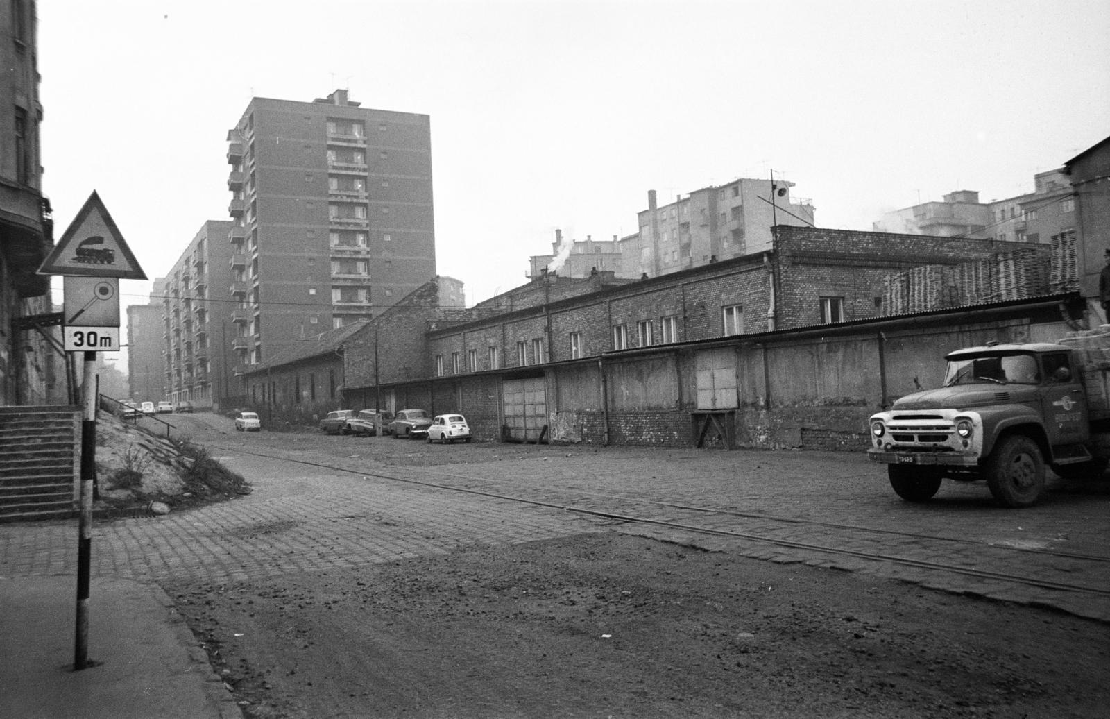 Magyarország, Budapest XIII., Kárpát utca az Ipoly utcától a Victor Hugo utca felé nézve, jobbra szemben a Parkettagyár. A kép forrását kérjük így adja meg: Fortepan / Budapest Főváros Levéltára. Levéltári jelzet: HU.BFL.XV.19.c.10, 1971, Budapest Főváros Levéltára / BRFK helyszínelési fényképei, BRFK Hivatala Bűnügyi Technikai Osztály, sínpálya, Budapest, Fortepan #282429