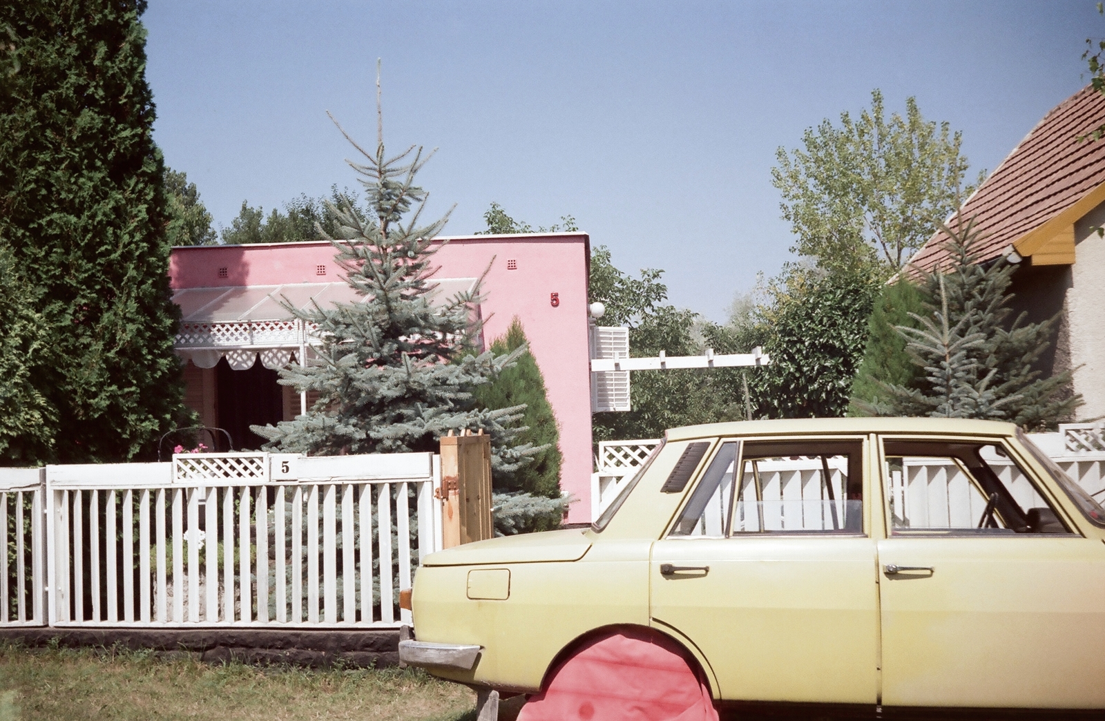 Hungary,Lake Balaton, Siófok, Balatonszabadi-Sóstó., 1987, Umann Kornél, colorful, Gerrman brand, terrace, Wartburg-brand, fence, holiday house, automobile, Fortepan #28243