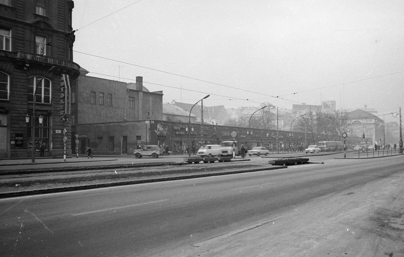 Hungary, Budapest V., Károly (Tanács) körút, szemben a Gerlóczy utca és a Bárczy István utca közötti üzletsor (később a Városháza parkot alakították ki a helyén). A kép forrását kérjük így adja meg: Fortepan / Budapest Főváros Levéltára. Levéltári jelzet: HU.BFL.XV.19.c.10, 1971, Budapest Főváros Levéltára / BRFK helyszínelési fényképei, BRFK Hivatala Bűnügyi Technikai Osztály, traffic, rails, Budapest, Fortepan #282431