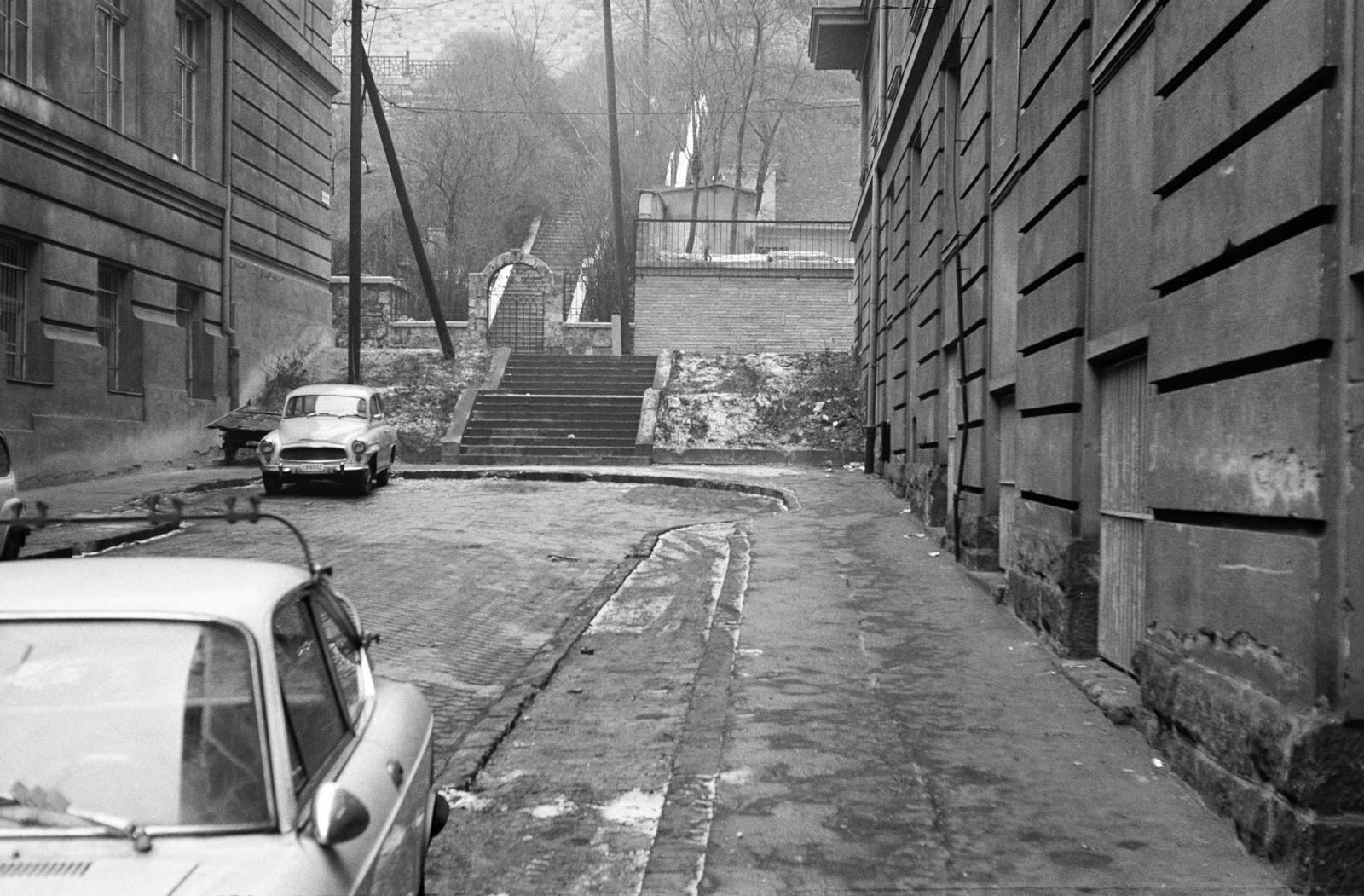 Hungary, Budapest I., Sarló utca és lépcsősor az Attila út - Váralja utca - Palota út között. A kép forrását kérjük így adja meg: Fortepan / Budapest Főváros Levéltára. Levéltári jelzet: HU.BFL.XV.19.c.10, 1971, Budapest Főváros Levéltára / BRFK helyszínelési fényképei, BRFK Hivatala Bűnügyi Technikai Osztály, flight of stairs, Budapest, Fortepan #282434