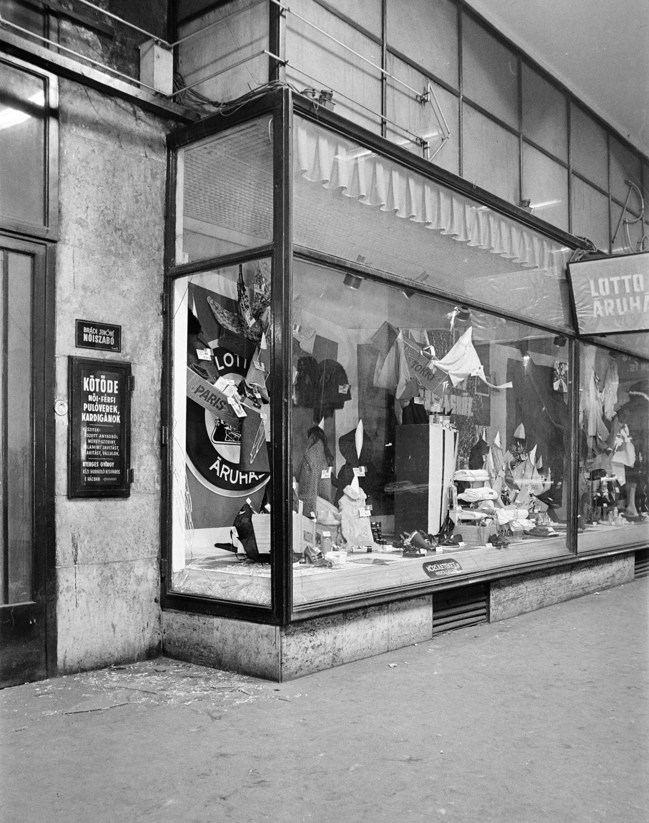 Hungary, Budapest VII., Rákóczi út 36., a Lottó Áruház kirakata. A kép forrását kérjük így adja meg: Fortepan / Budapest Főváros Levéltára. Levéltári jelzet: HU.BFL.XV.19.c.10, 1971, Budapest Főváros Levéltára / BRFK helyszínelési fényképei, BRFK Hivatala Bűnügyi Technikai Osztály, Budapest, Fortepan #282462