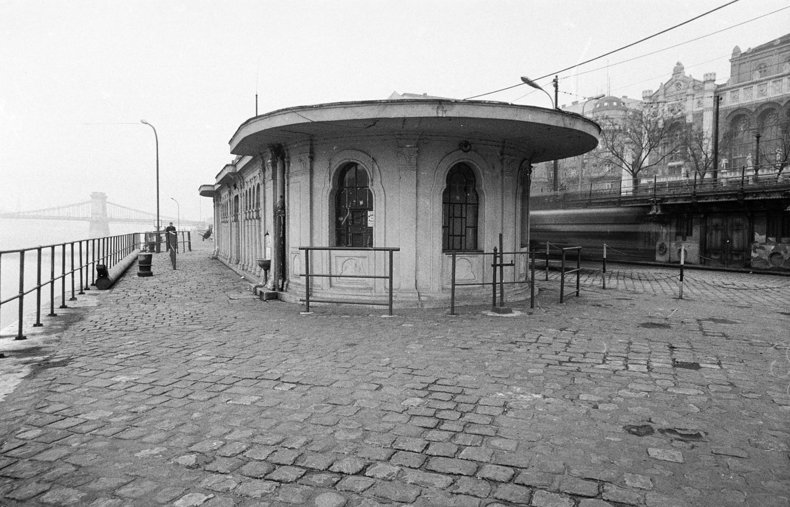 A kép forrását kérjük így adja meg: Fortepan / Budapest Főváros Levéltára. Levéltári jelzet: HU.BFL.XV.19.c.10, 1971, Budapest Főváros Levéltára / BRFK helyszínelési fényképei, BRFK Hivatala Bűnügyi Technikai Osztály, Duna-bridge, Danube's shore, Fortepan #282464