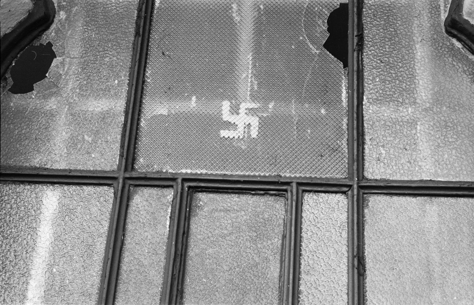 A kép forrását kérjük így adja meg: Fortepan / Budapest Főváros Levéltára. Levéltári jelzet: HU.BFL.XV.19.c.10, 1971, Budapest Főváros Levéltára / BRFK helyszínelési fényképei, BRFK Hivatala Bűnügyi Technikai Osztály, swastica, Fortepan #282466