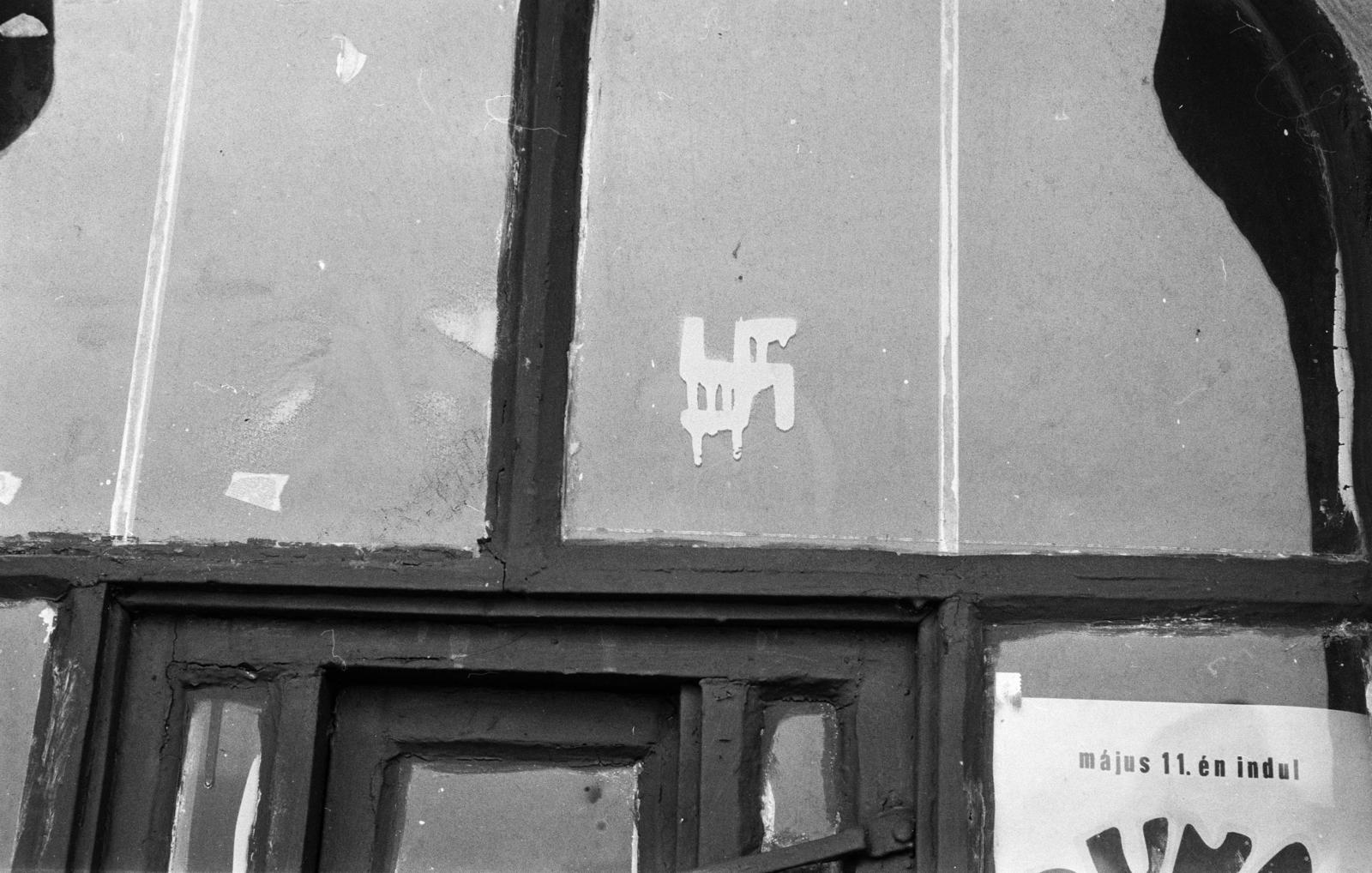 Hungary, Budapest V., pesti alsó rakpart, Vigadó téri hajóállomás. A kép forrását kérjük így adja meg: Fortepan / Budapest Főváros Levéltára. Levéltári jelzet: HU.BFL.XV.19.c.10, 1971, Budapest Főváros Levéltára / BRFK helyszínelési fényképei, BRFK Hivatala Bűnügyi Technikai Osztály, swastica, Budapest, Fortepan #282467