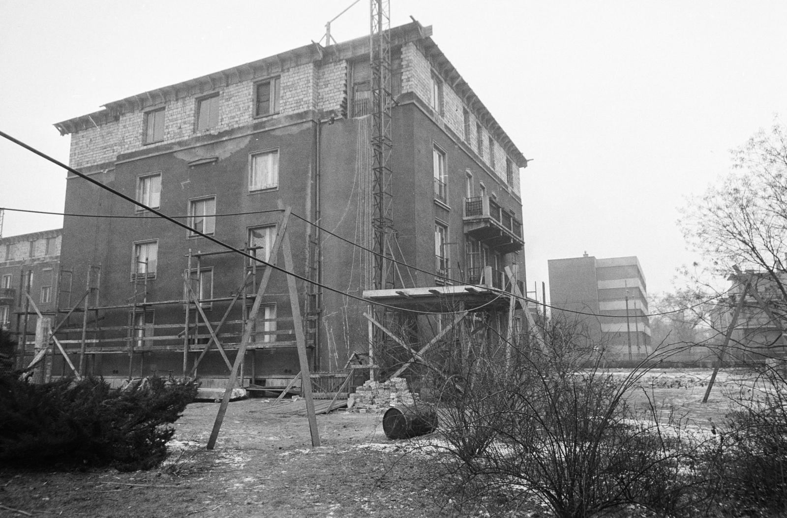 Hungary, Budapest XIV., emeletráépítés az Erzsébet királyné útja 16/b számú házon, jobbra a háttérben az Erzsébet királyné útja 29. A kép forrását kérjük így adja meg: Fortepan / Budapest Főváros Levéltára. Levéltári jelzet: HU.BFL.XV.19.c.10, 1971, Budapest Főváros Levéltára / BRFK helyszínelési fényképei, BRFK Hivatala Bűnügyi Technikai Osztály, Budapest, Fortepan #282475